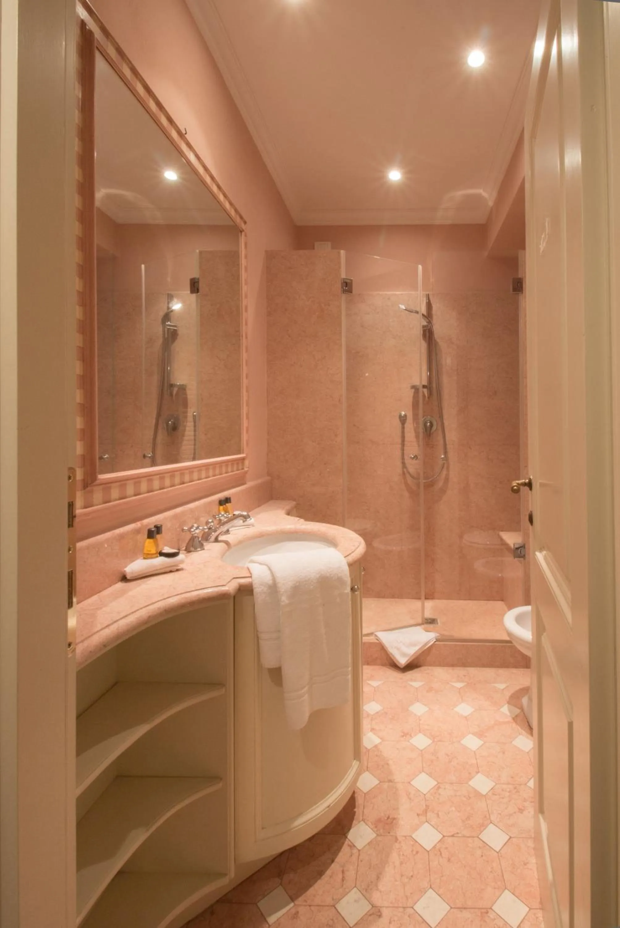 Shower in Yome - Your Home in Florence