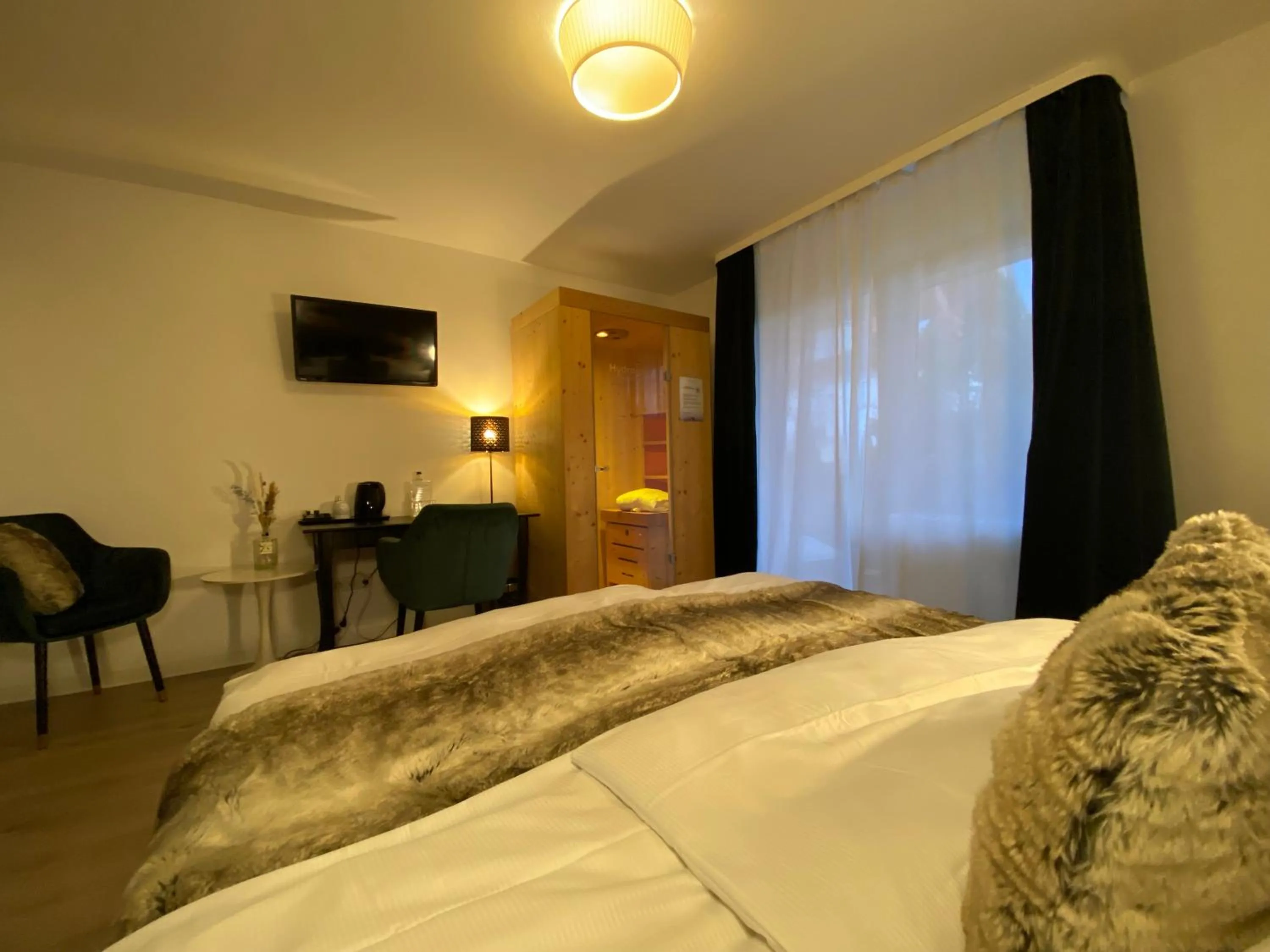 Photo of the whole room, Bed in Hotel zum See