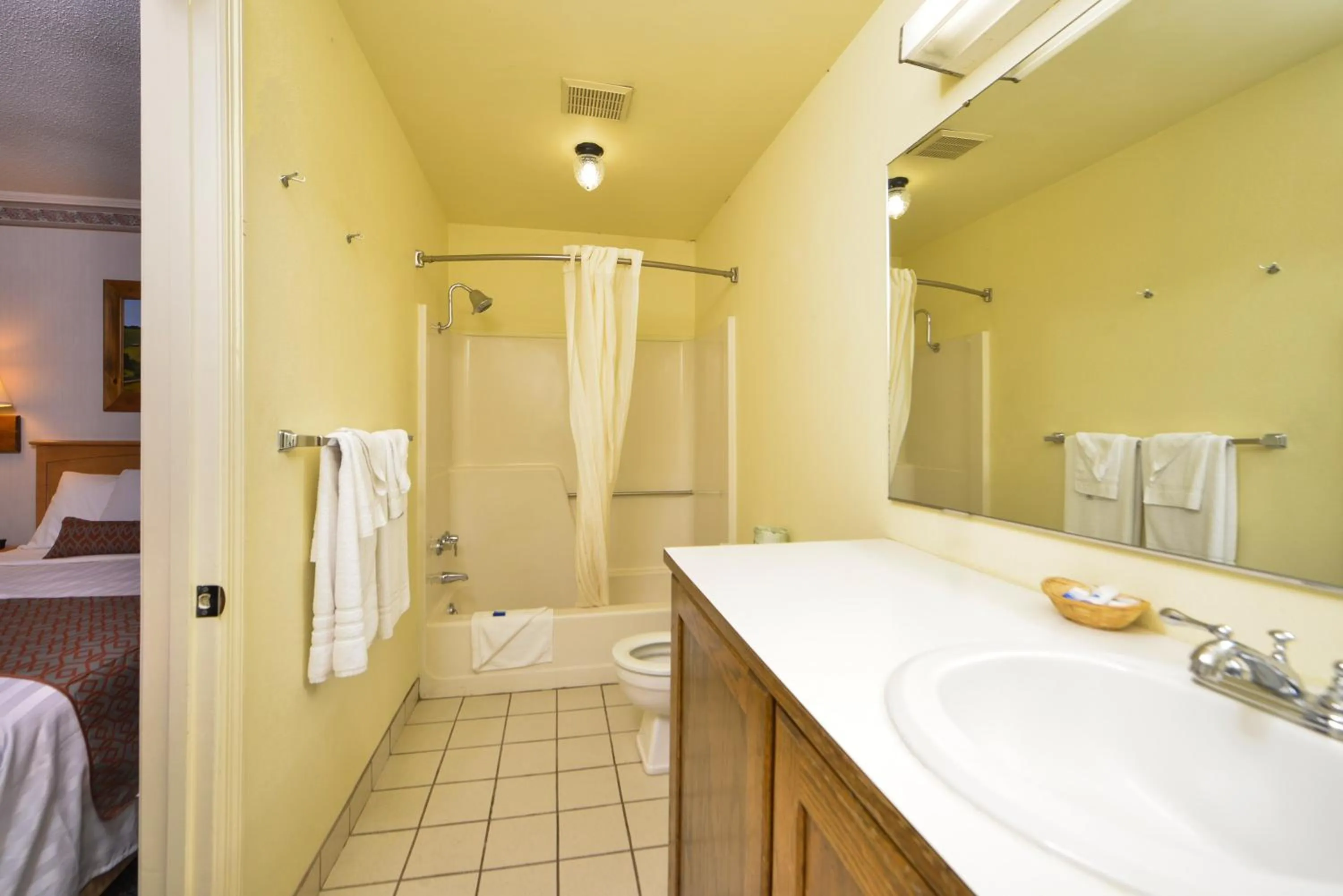 Bathroom in Days Inn by Wyndham Jefferson