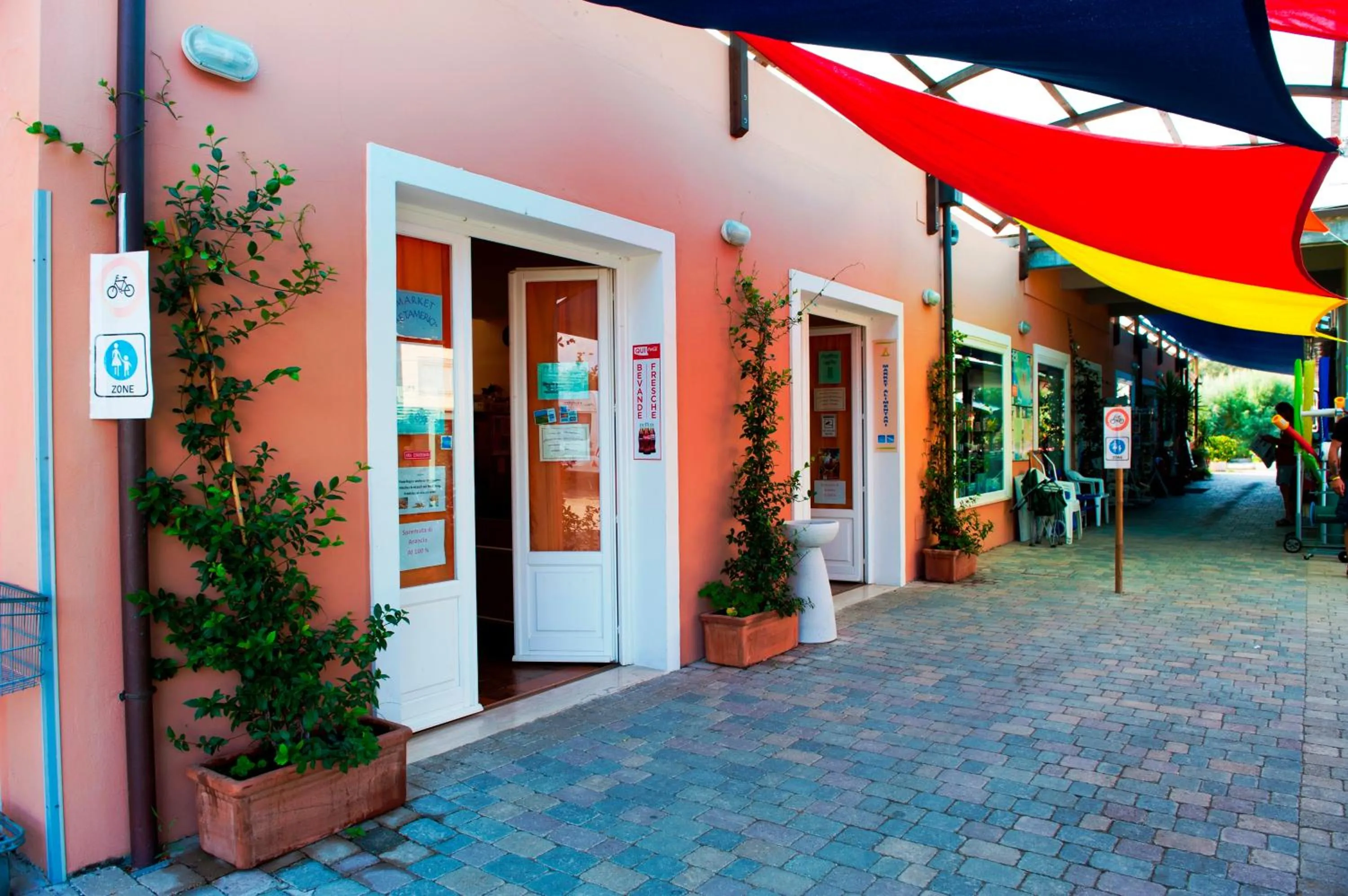 On-site shops in New Camping Le Tamerici