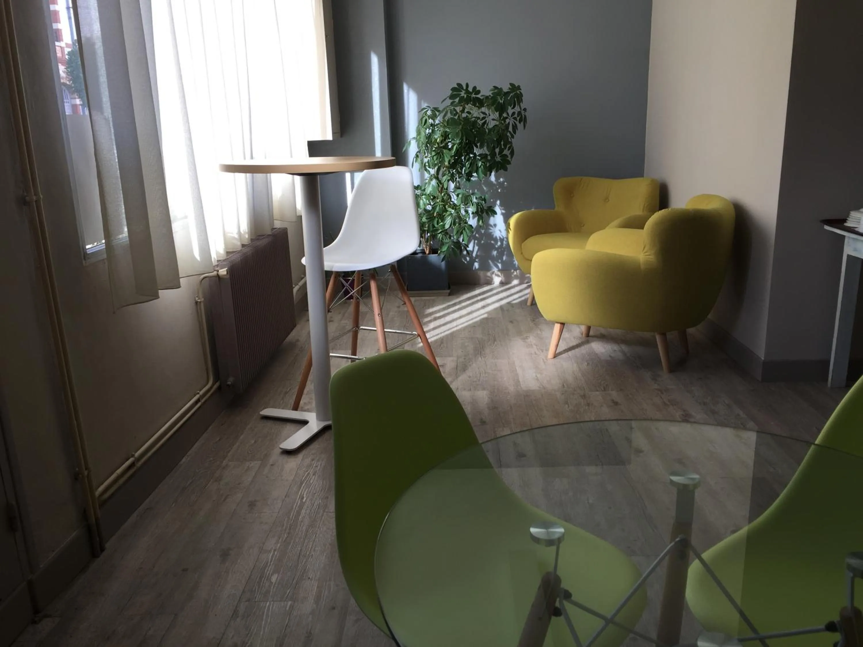 Communal lounge/ TV room in Hôtel de L'Avenue