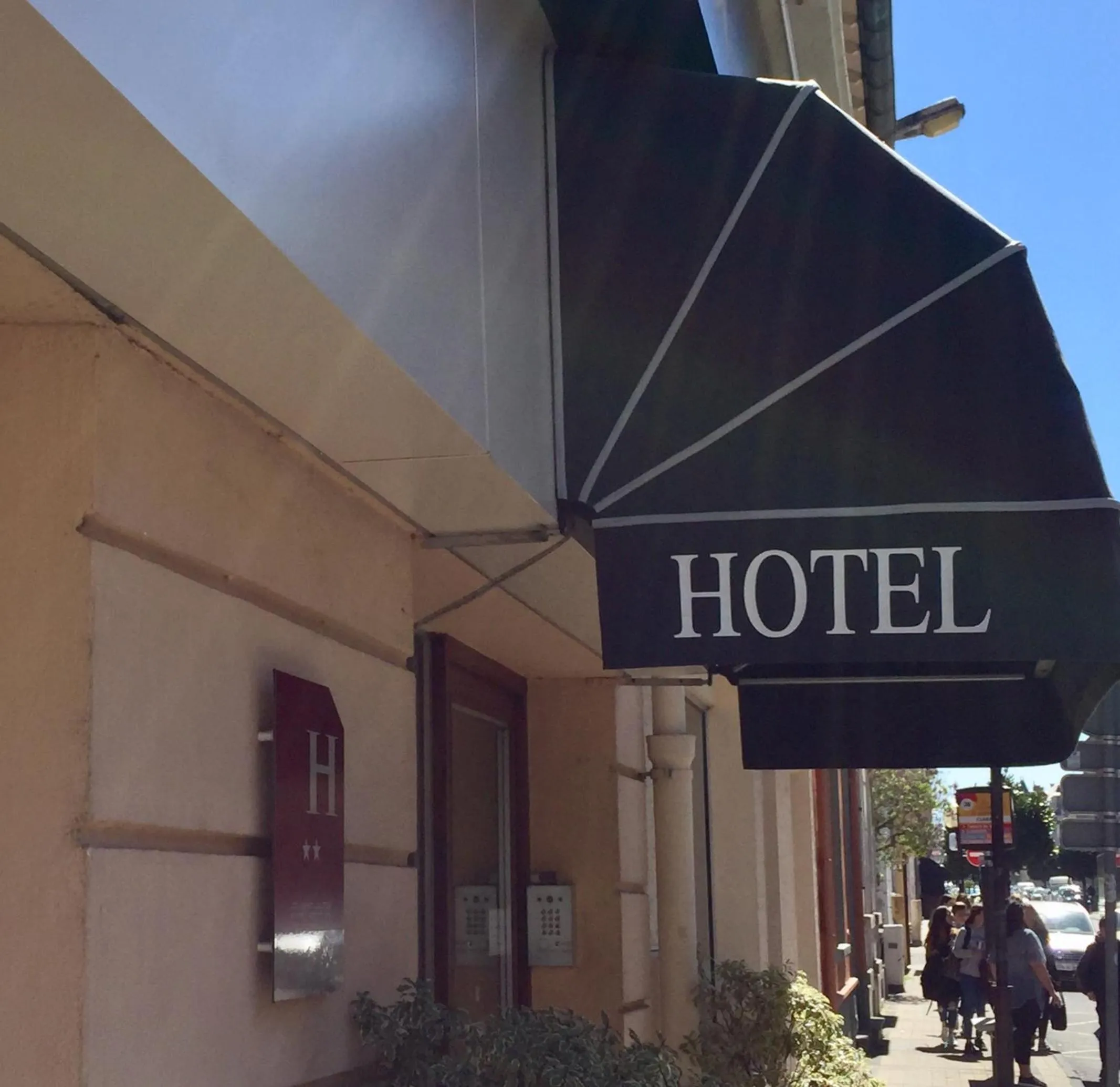Facade/entrance in Hôtel de L'Avenue