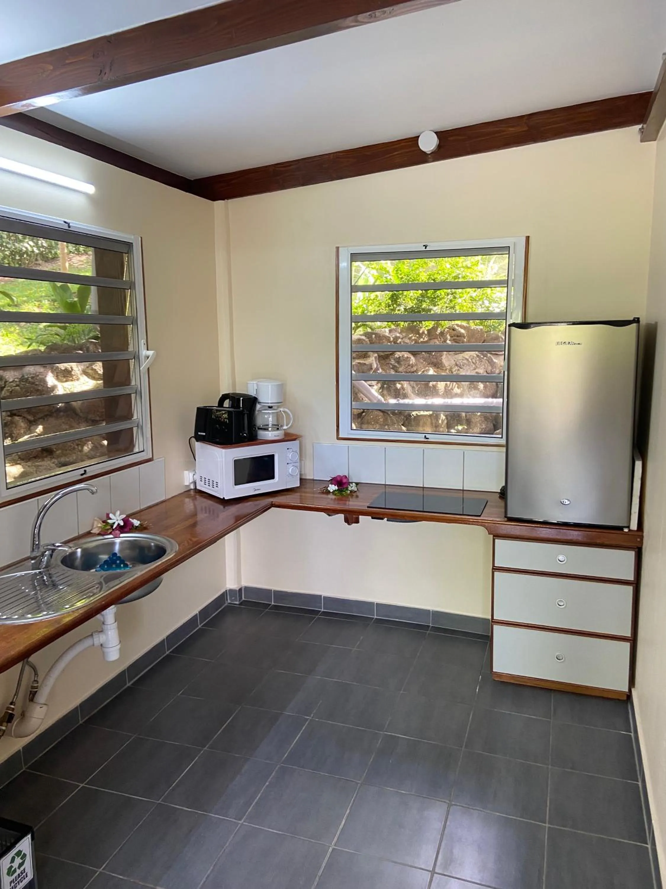 Kitchen or kitchenette in BORA BORA HOLIDAY'S LODGE