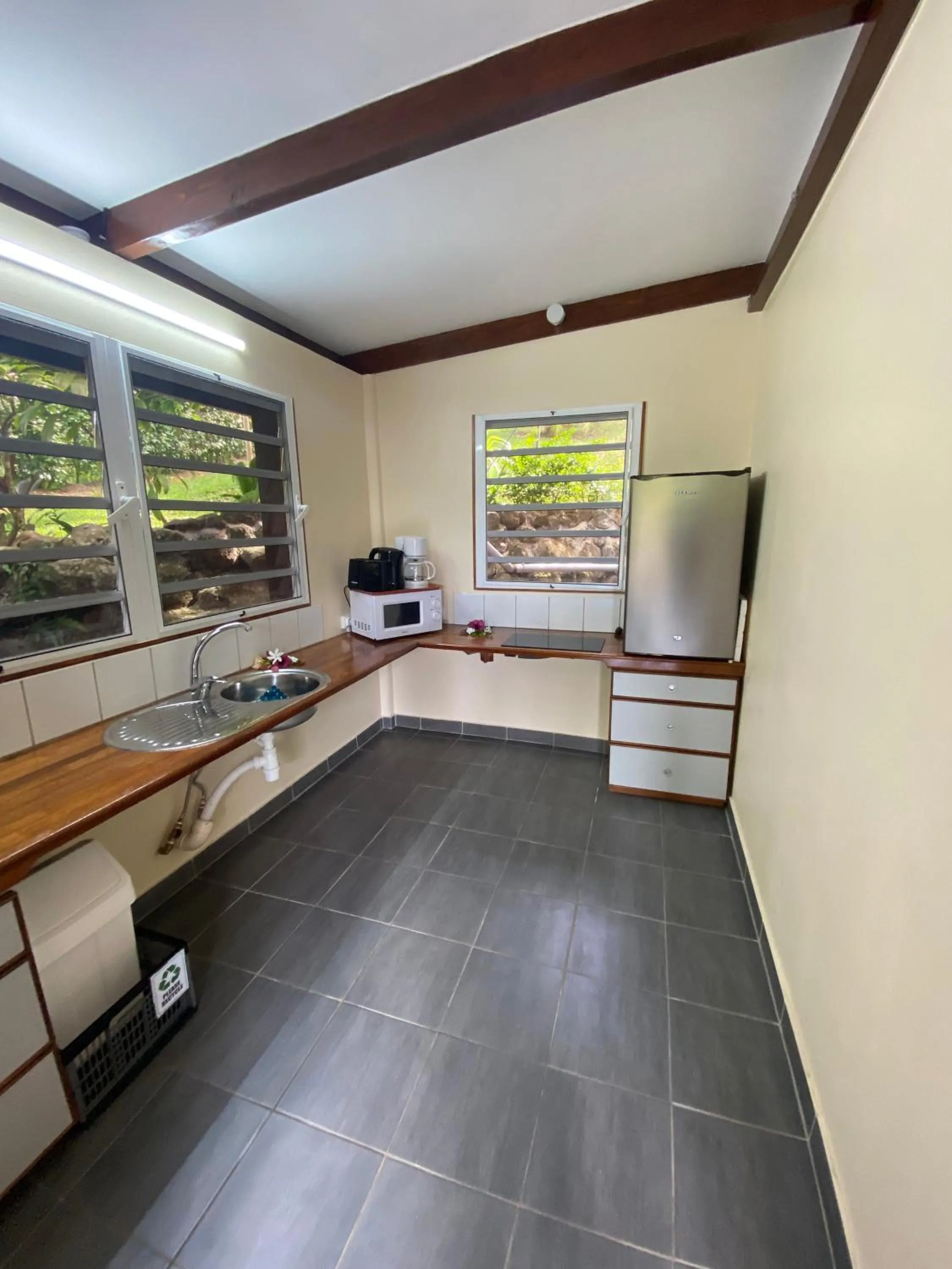 Kitchen or kitchenette in BORA BORA HOLIDAY'S LODGE