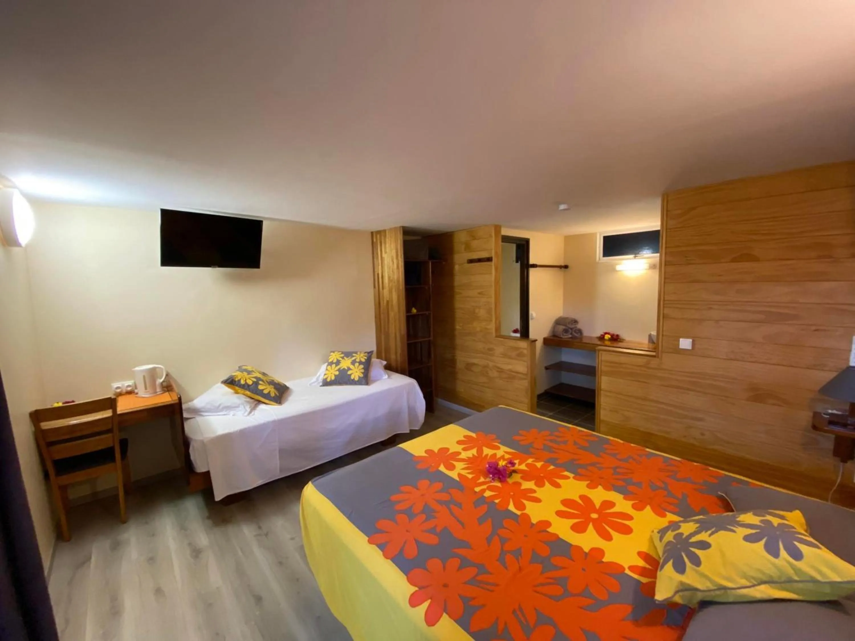 TV and multimedia, Bed in BORA BORA HOLIDAY'S LODGE