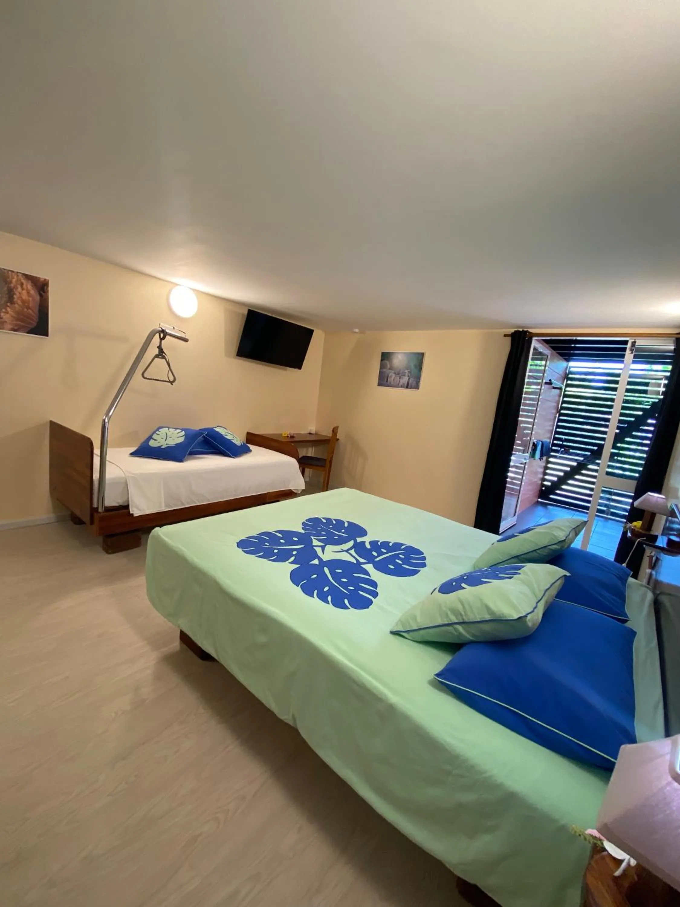 Photo of the whole room, Bed in BORA BORA HOLIDAY'S LODGE