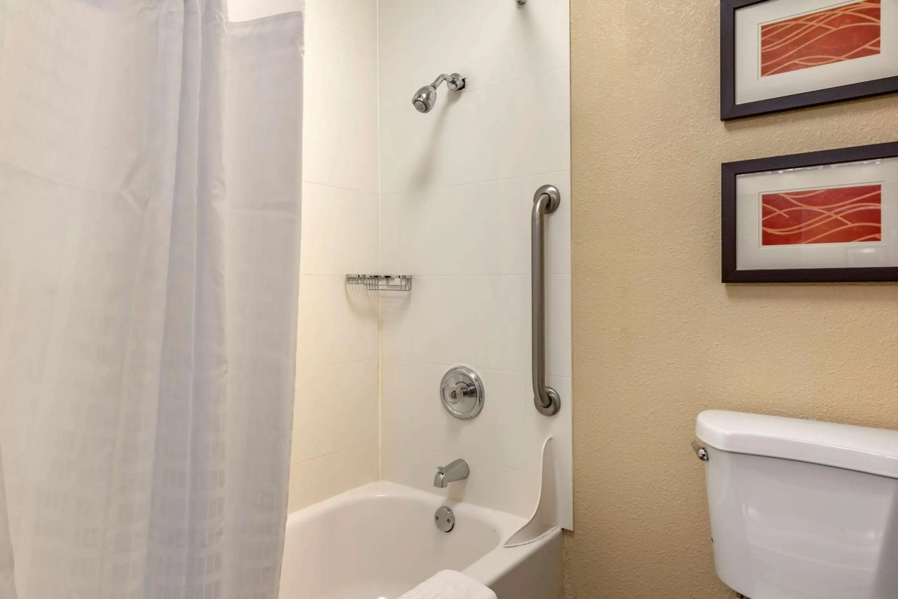 Bathroom in Comfort Inn Roseburg