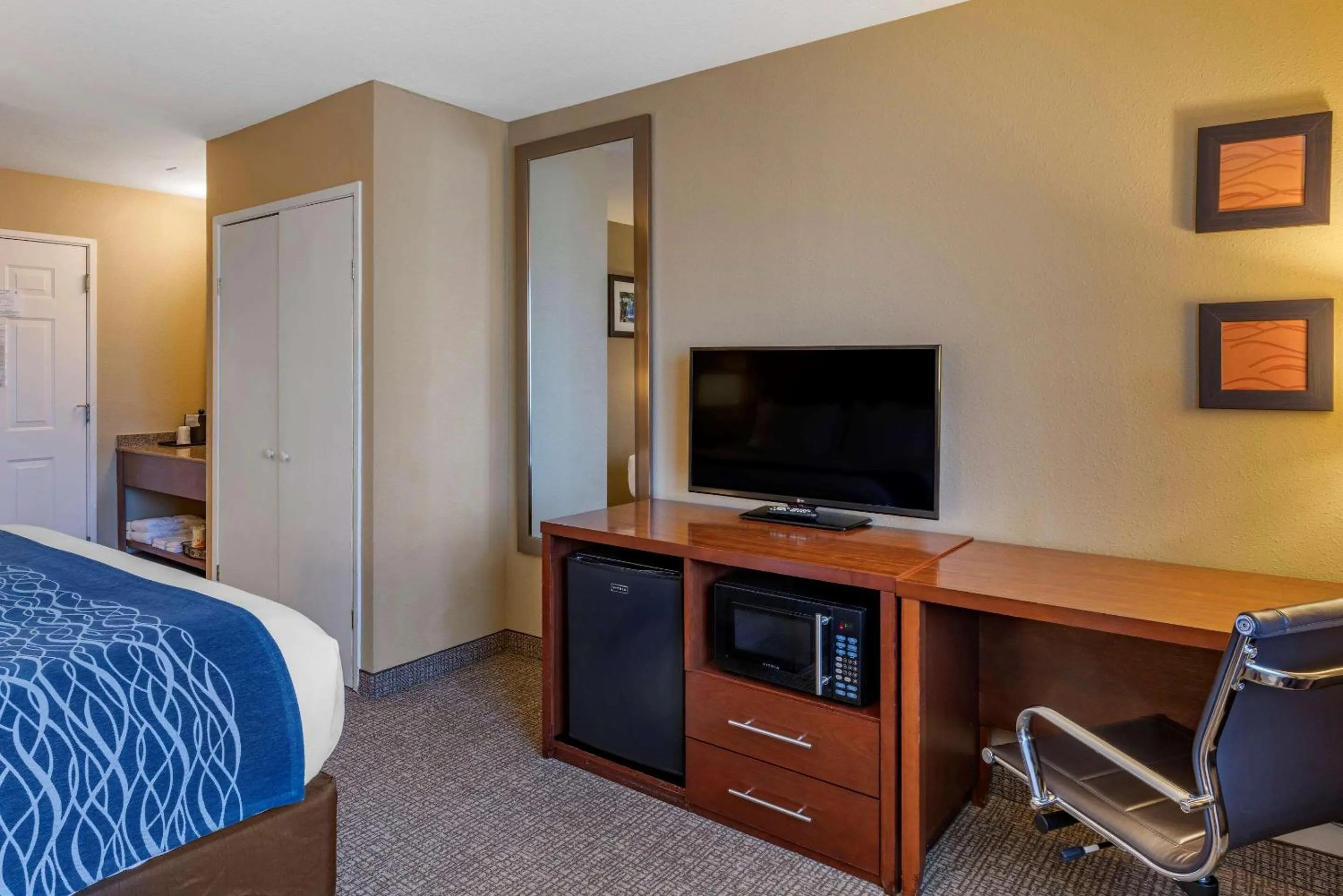 Photo of the whole room, Bed in Comfort Inn Roseburg
