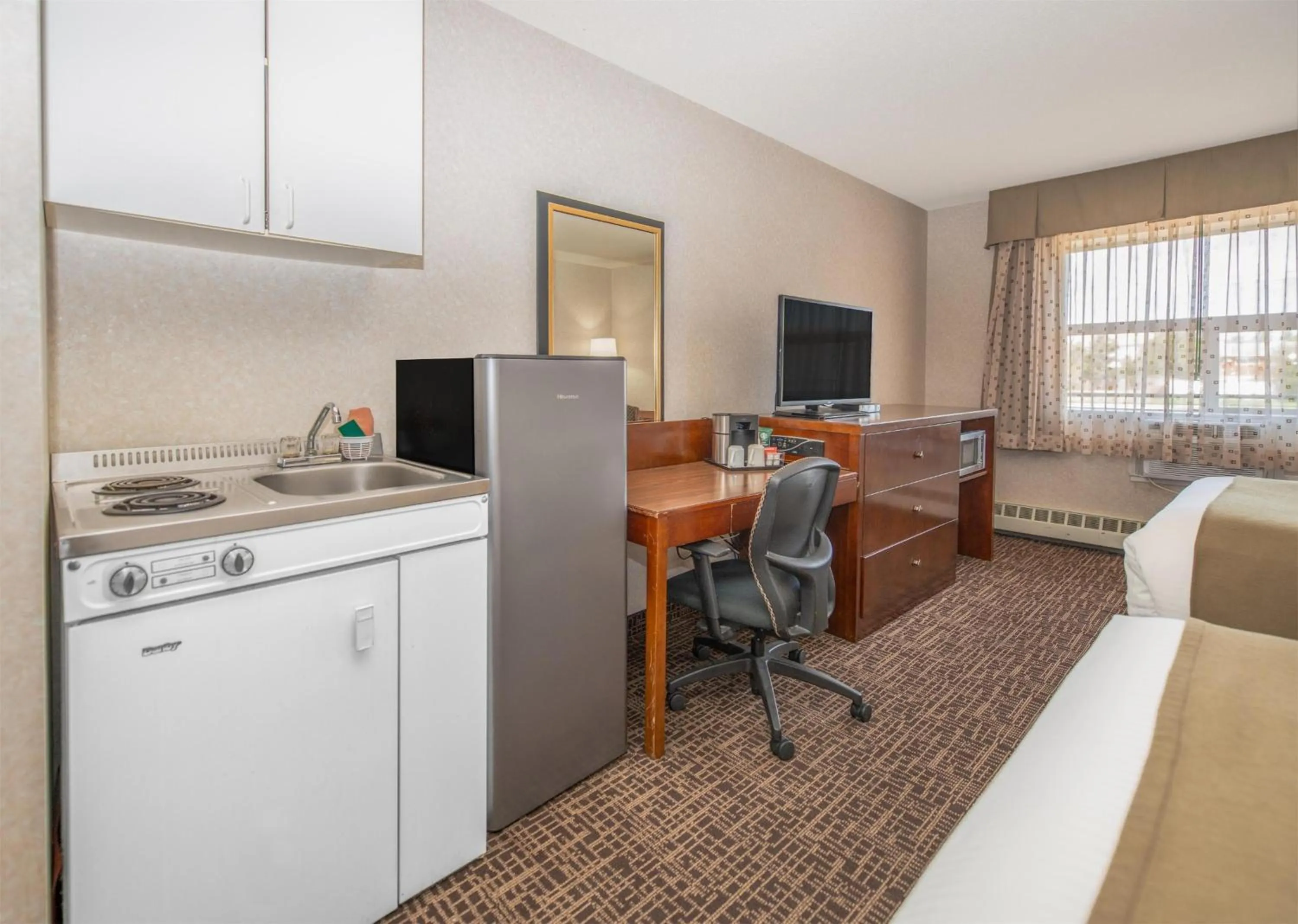 Kitchen or kitchenette in Coast Fort St John Hotel