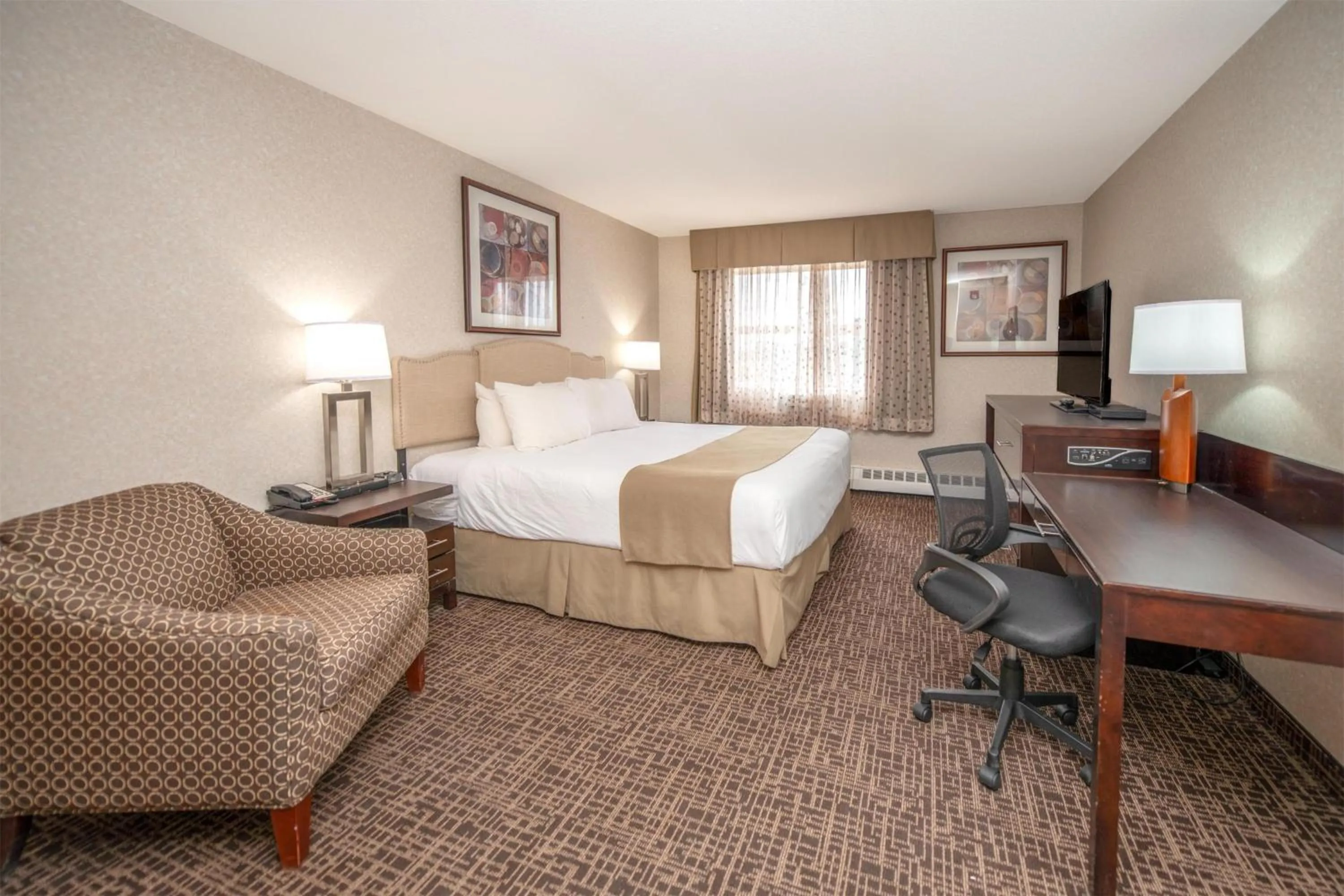 Bedroom, Bed in Coast Fort St John Hotel