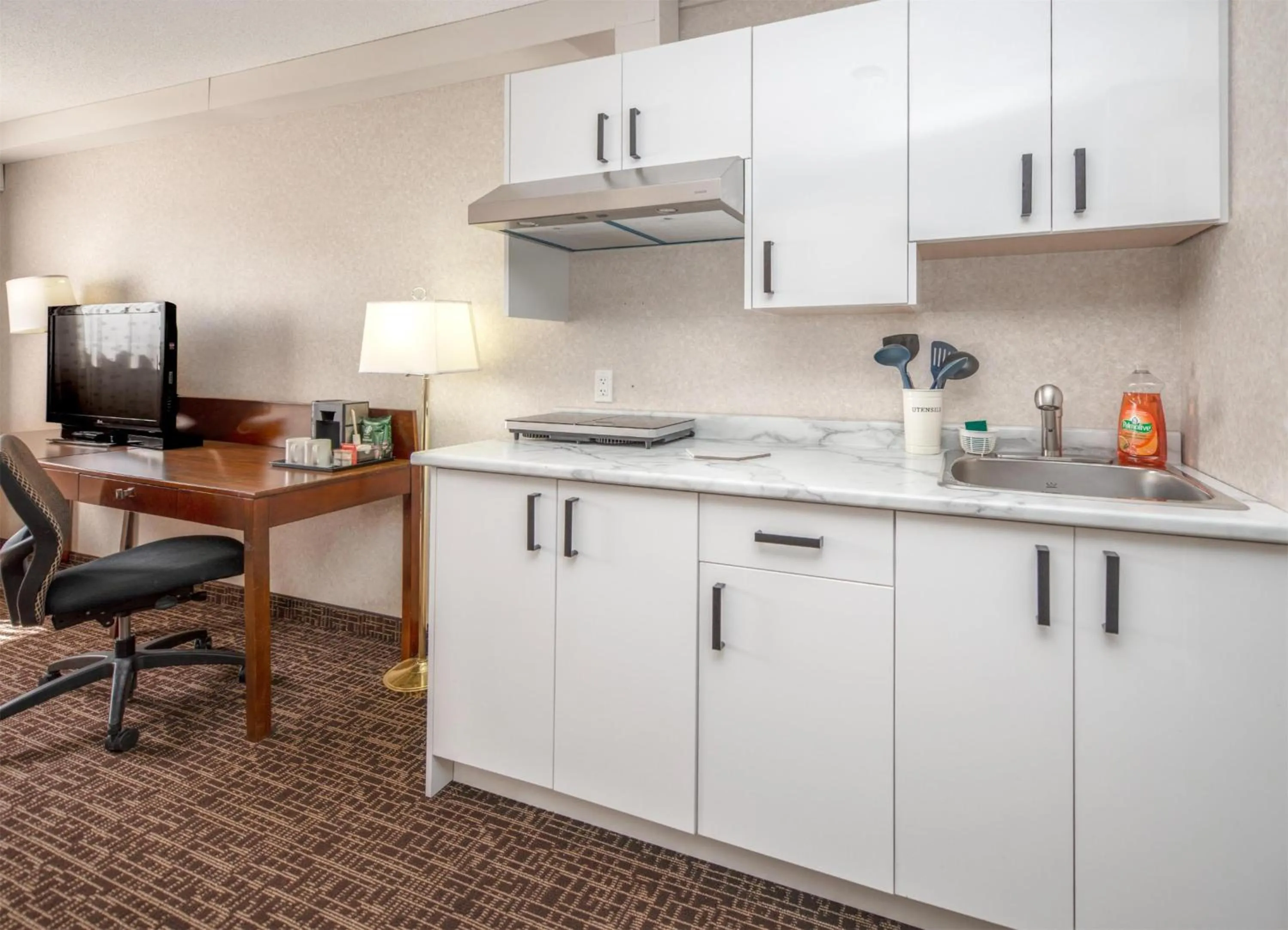 Kitchen or kitchenette in Coast Fort St John Hotel