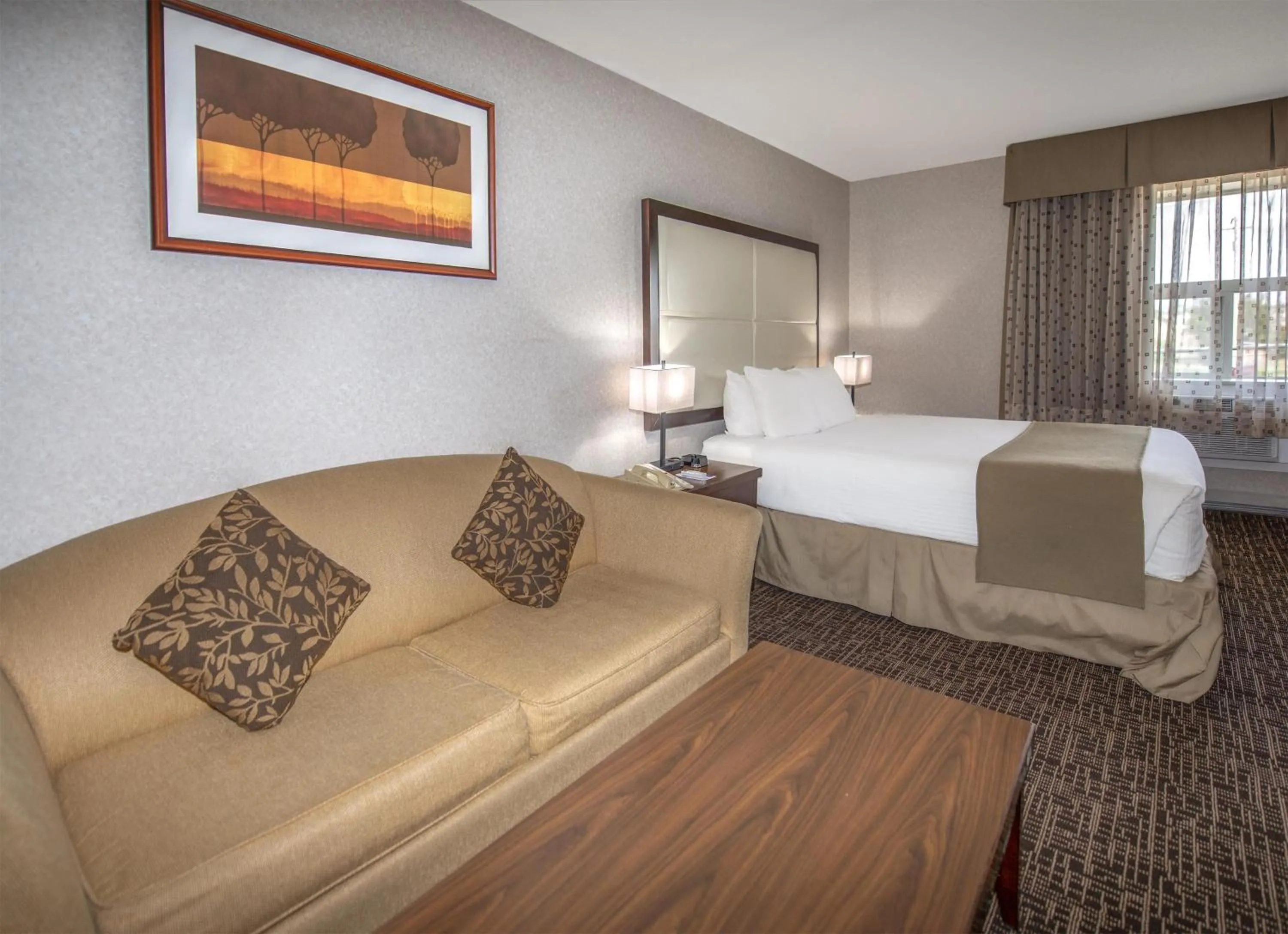 Bedroom, Bed in Coast Fort St John Hotel