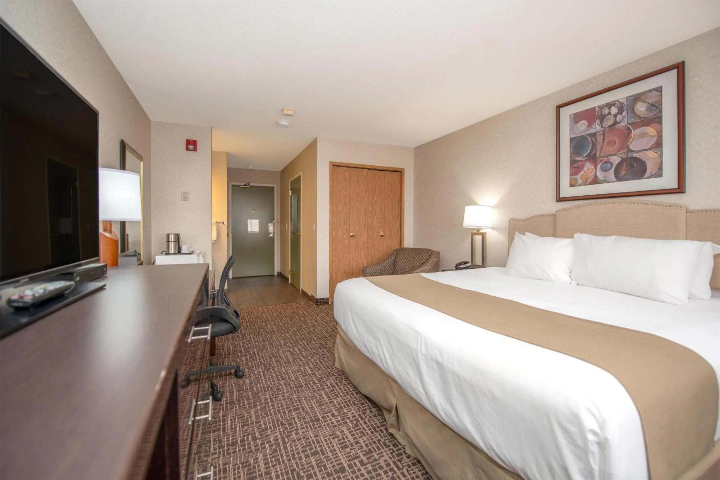 Bedroom, Bed in Coast Fort St John Hotel