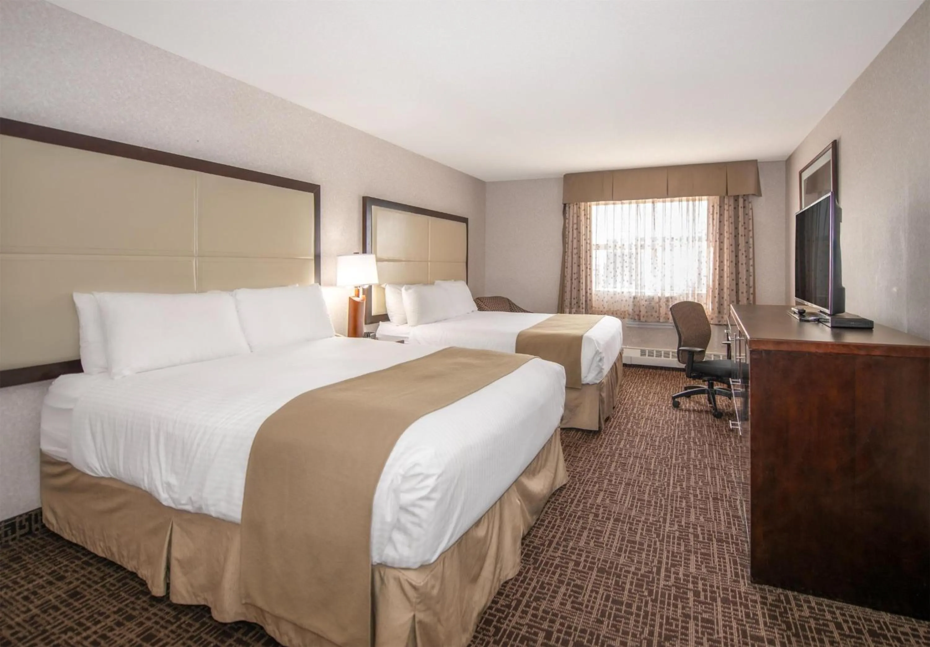 Bedroom, Bed in Coast Fort St John Hotel