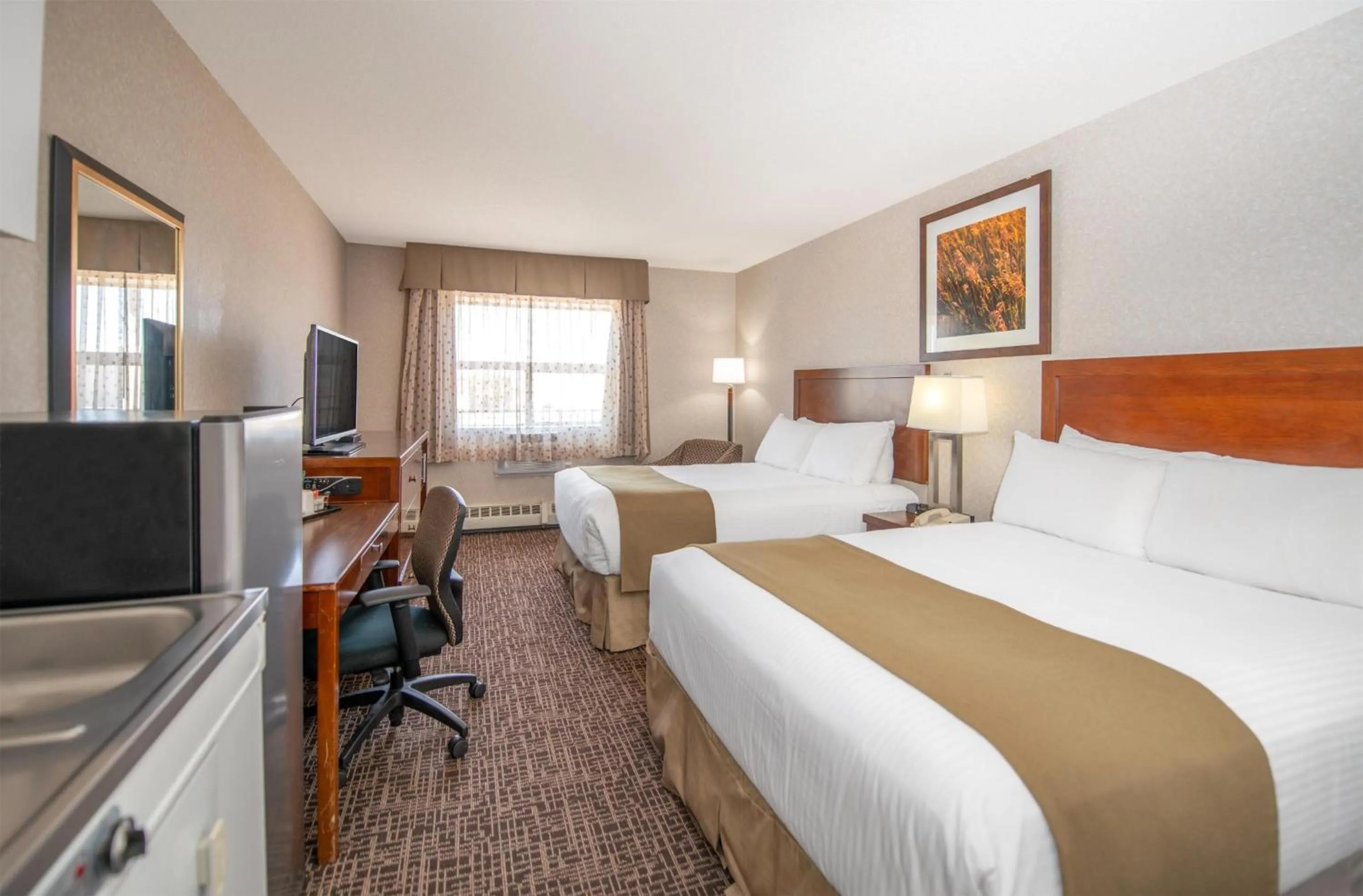 Bedroom, Bed in Coast Fort St John Hotel