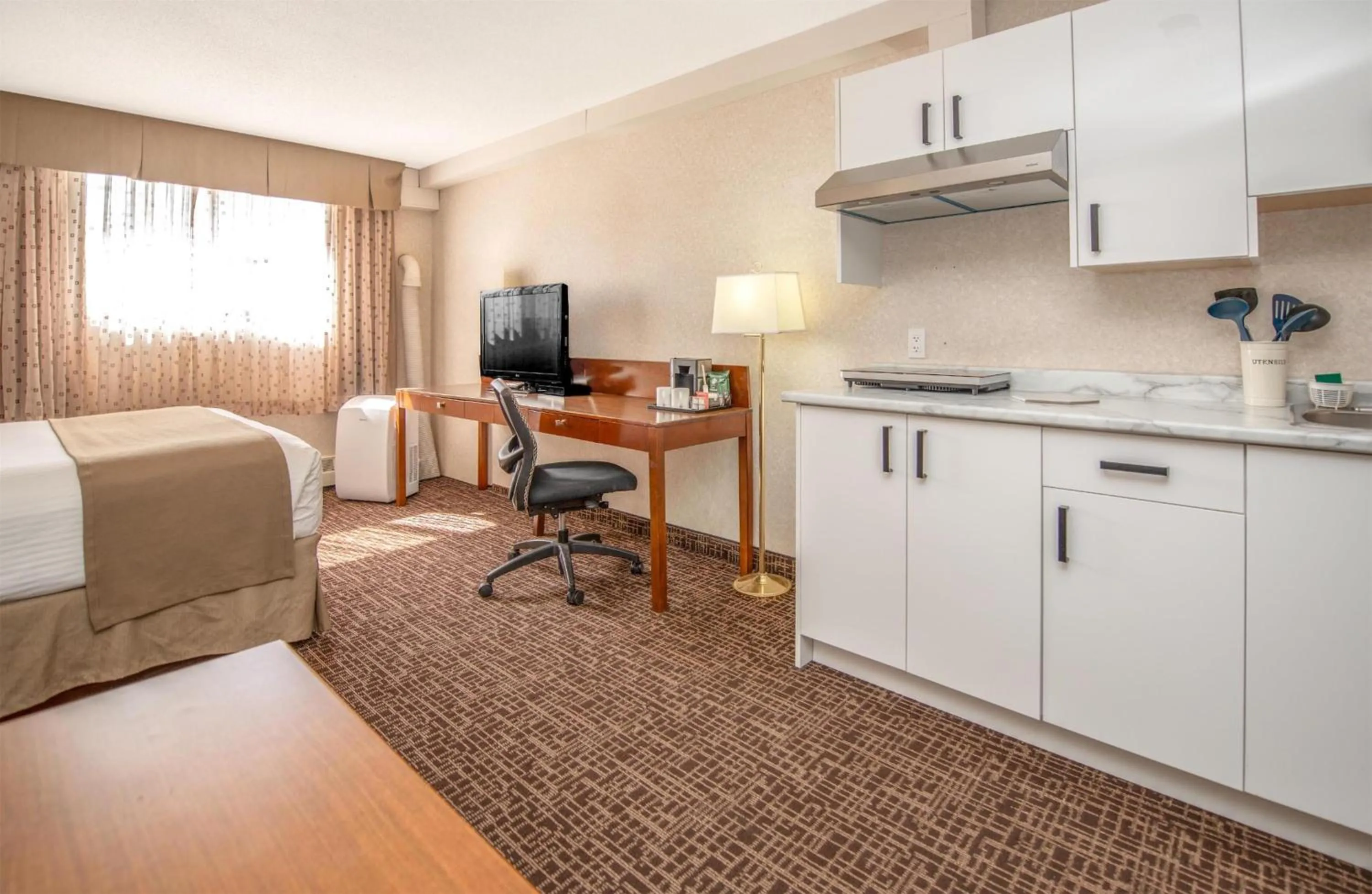 Bedroom, Bed in Coast Fort St John Hotel