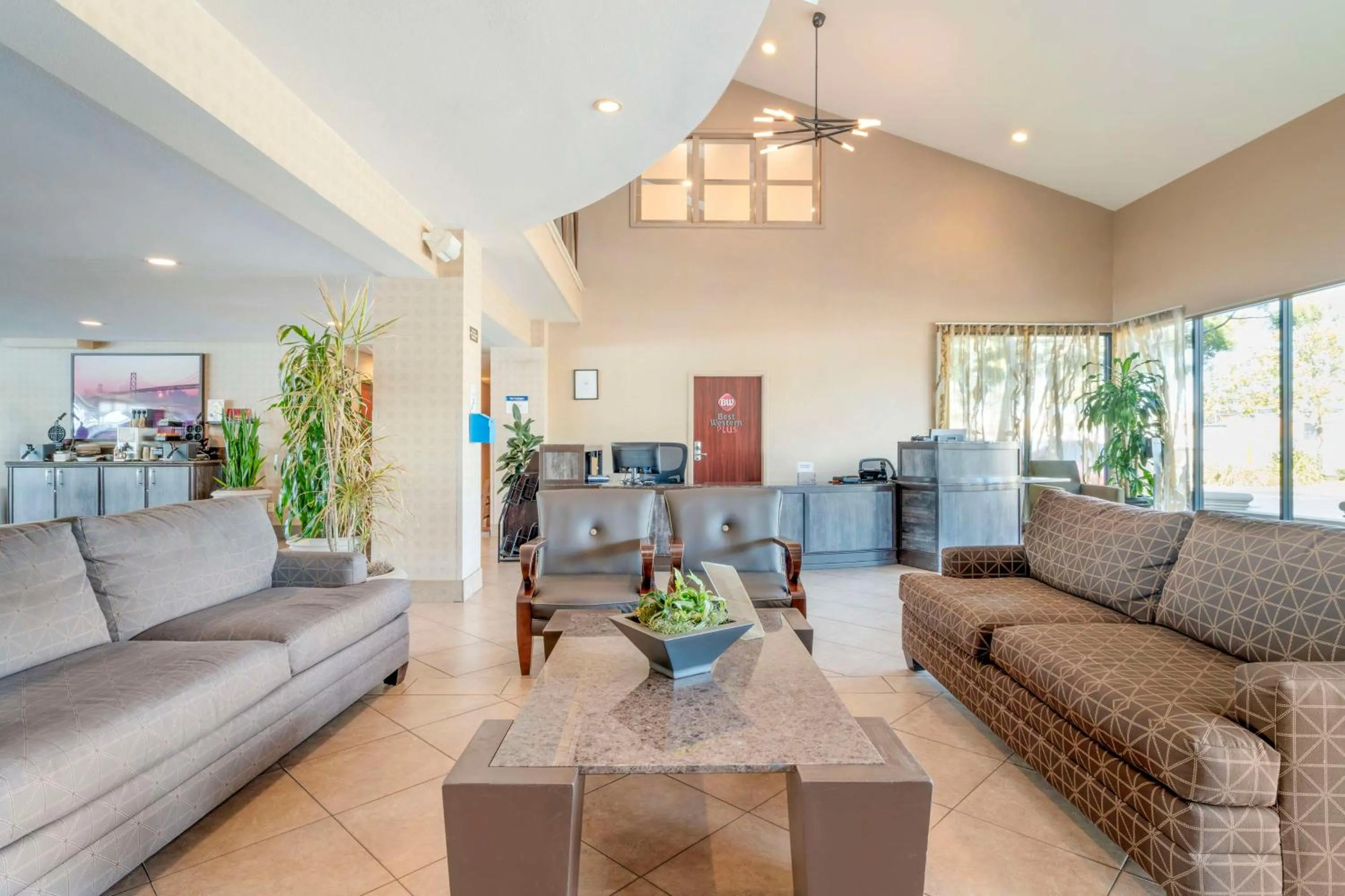 Lobby or reception in Best Western Plus Bayside Hotel