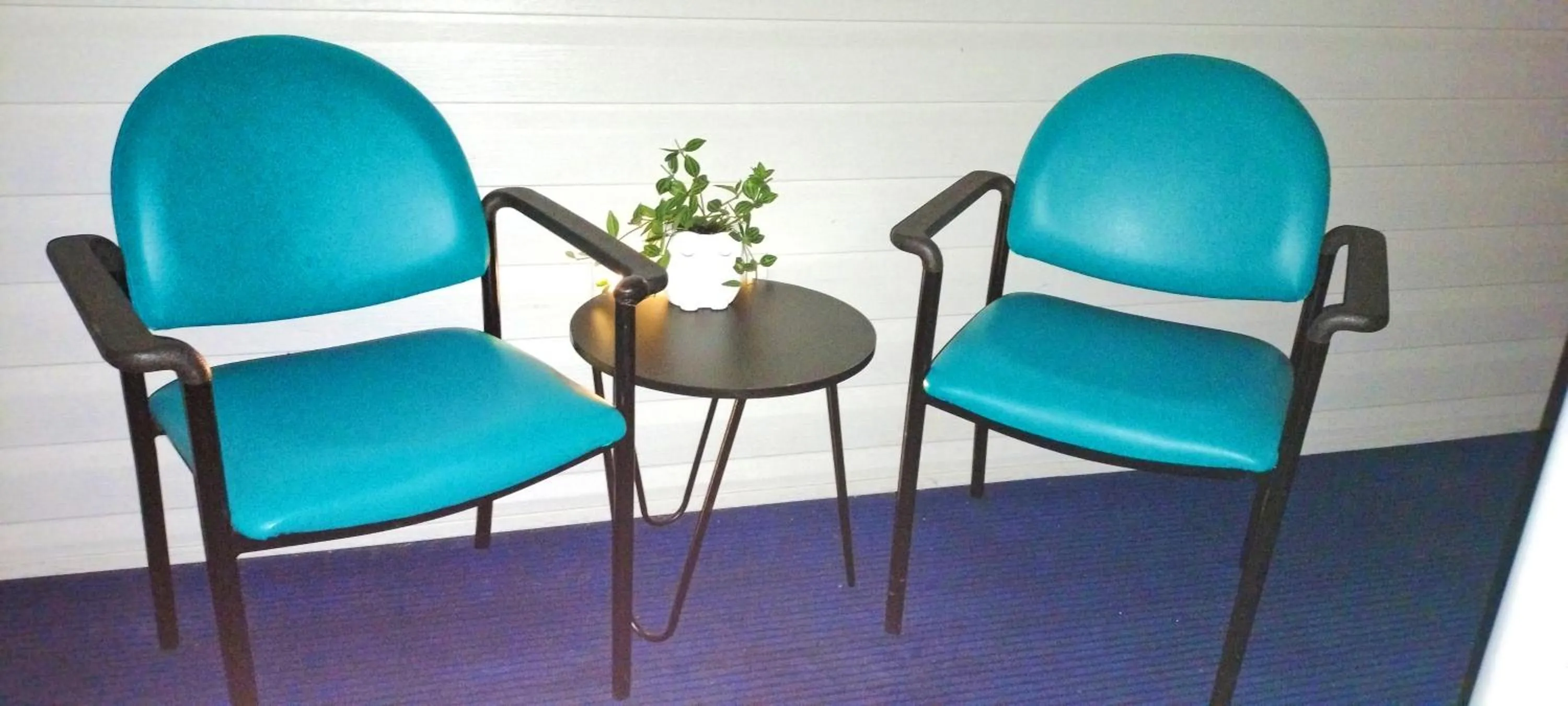 Seating area in Nationwide Motel