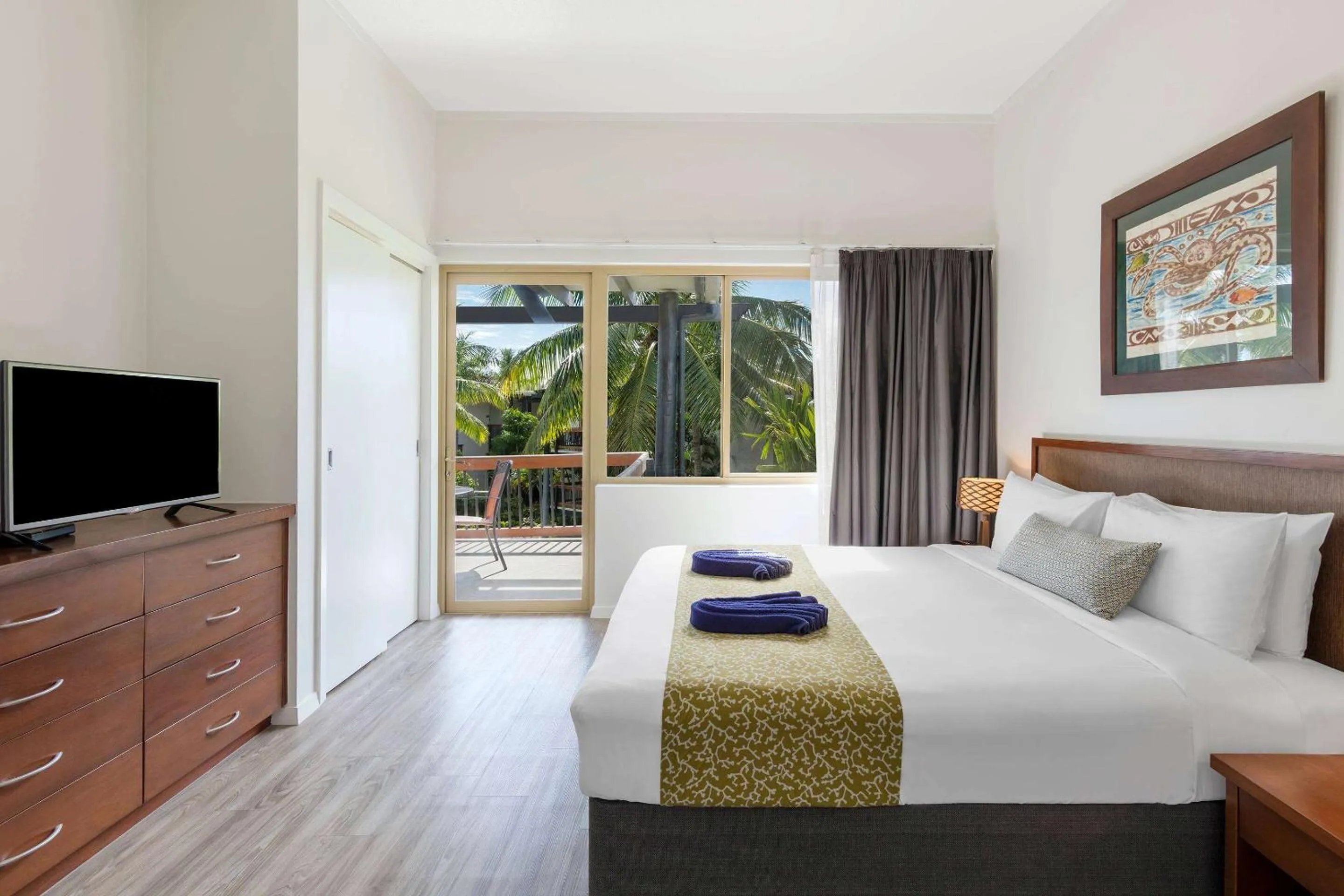 Photo of the whole room, Bed in Club Wyndham Denarau Island, Trademark Collection by Wyndham