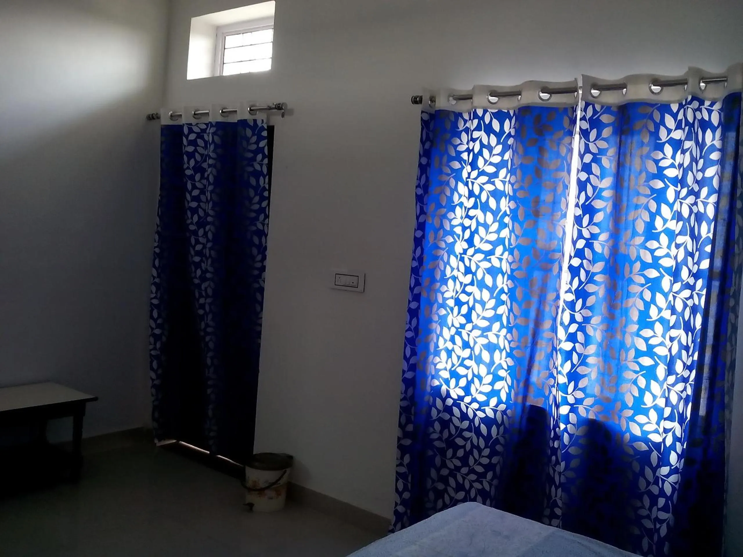 Street view, Bed in Keshav Palace