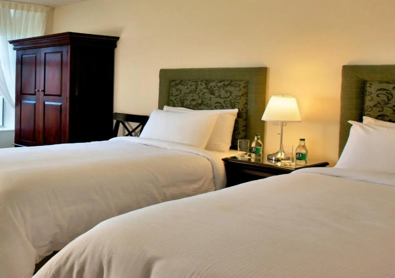 Bedroom, Bed in Walter Raleigh Hotel