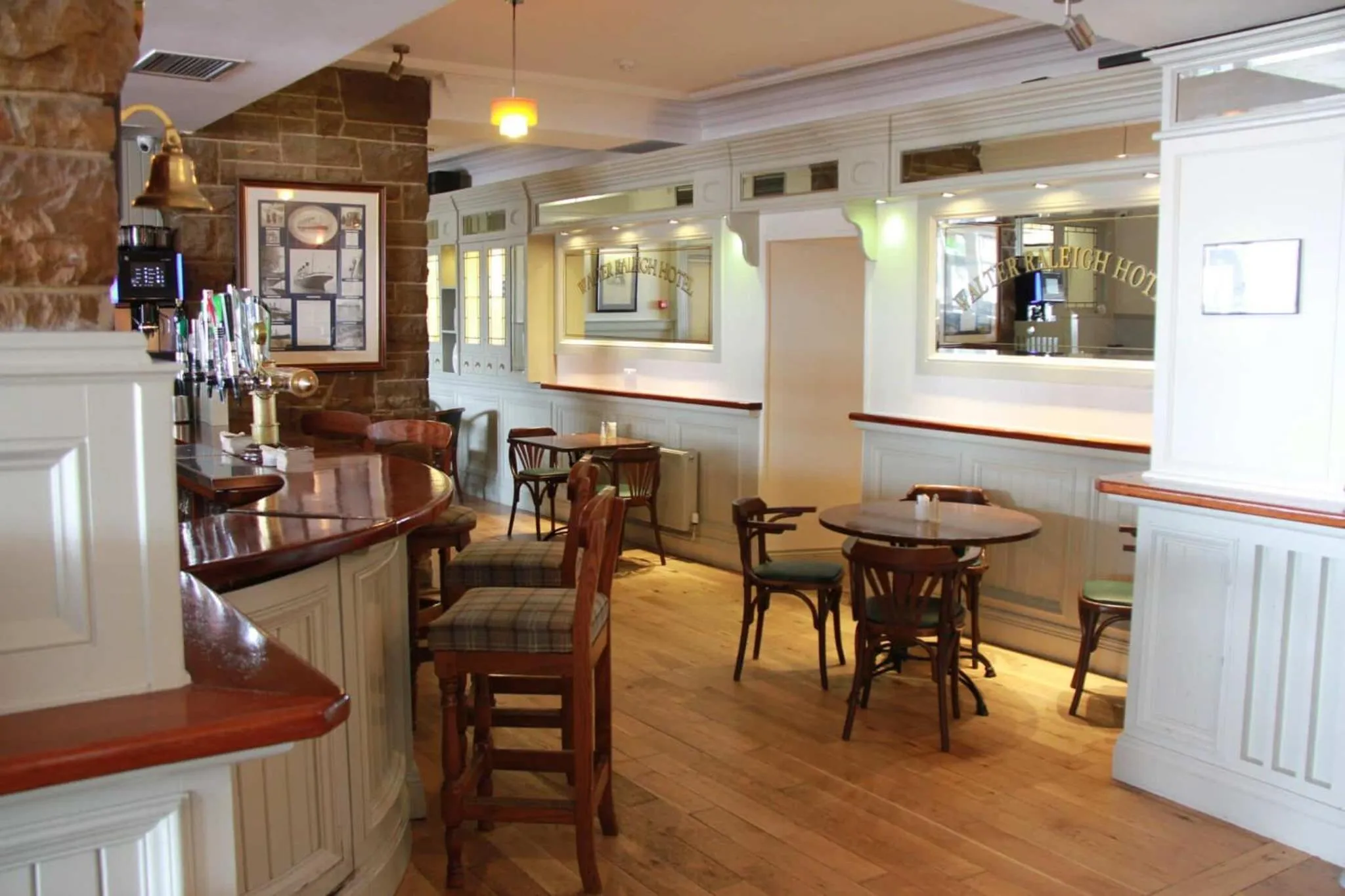 Restaurant/places to eat in Walter Raleigh Hotel