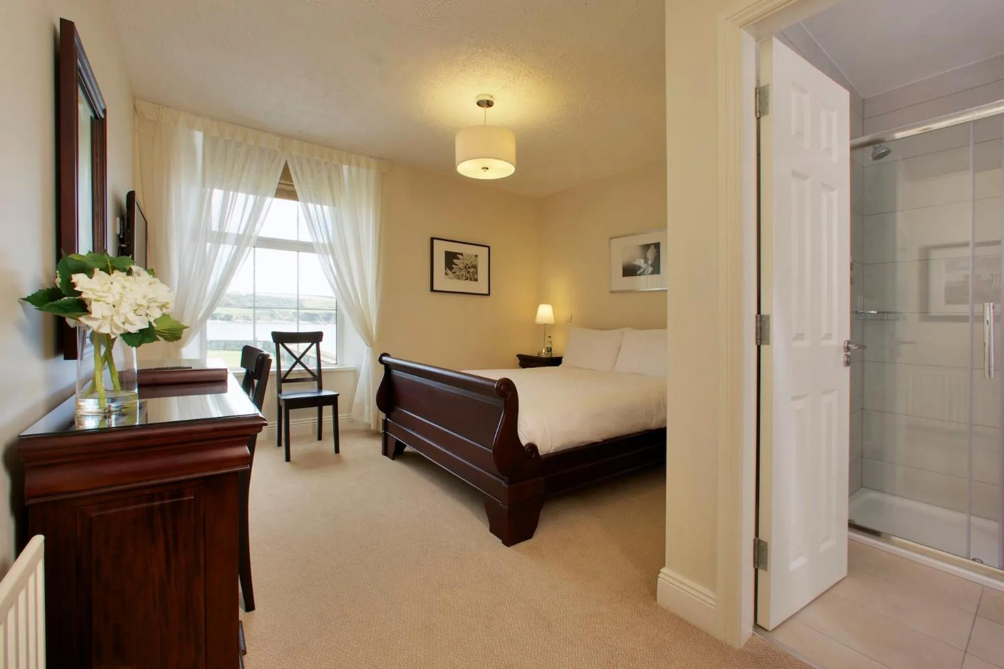 Photo of the whole room, Bed in Walter Raleigh Hotel