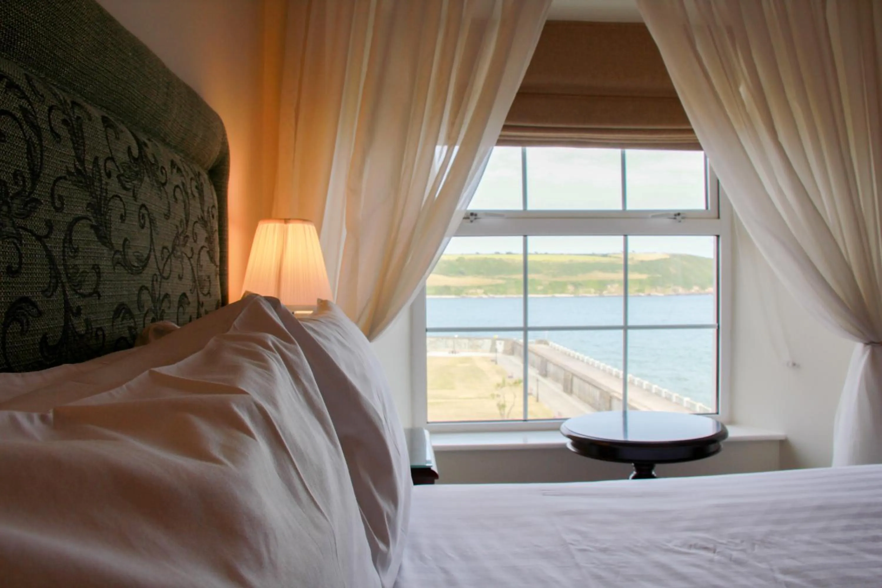 Bedroom, Bed in Walter Raleigh Hotel