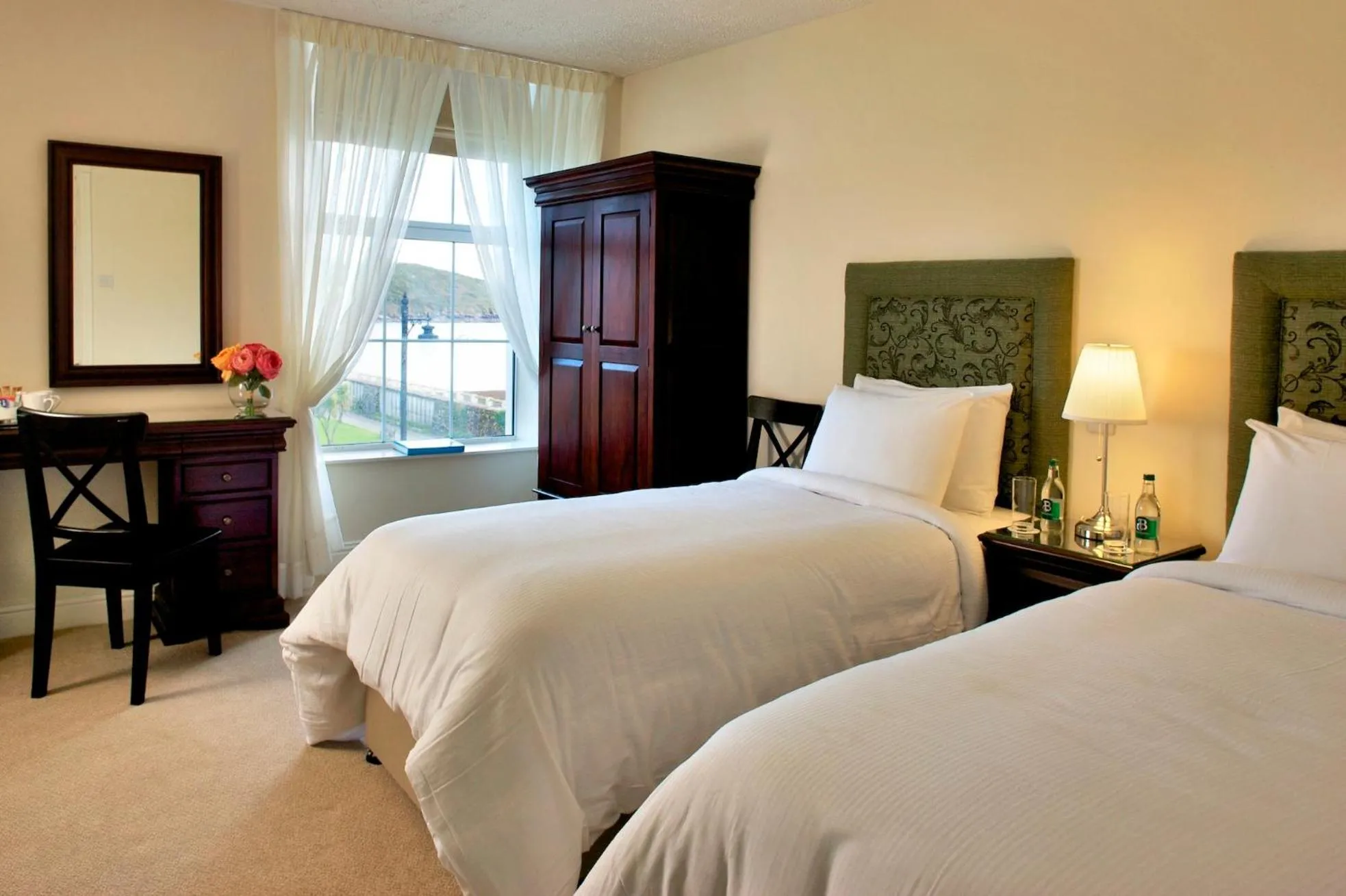 Photo of the whole room, Bed in Walter Raleigh Hotel