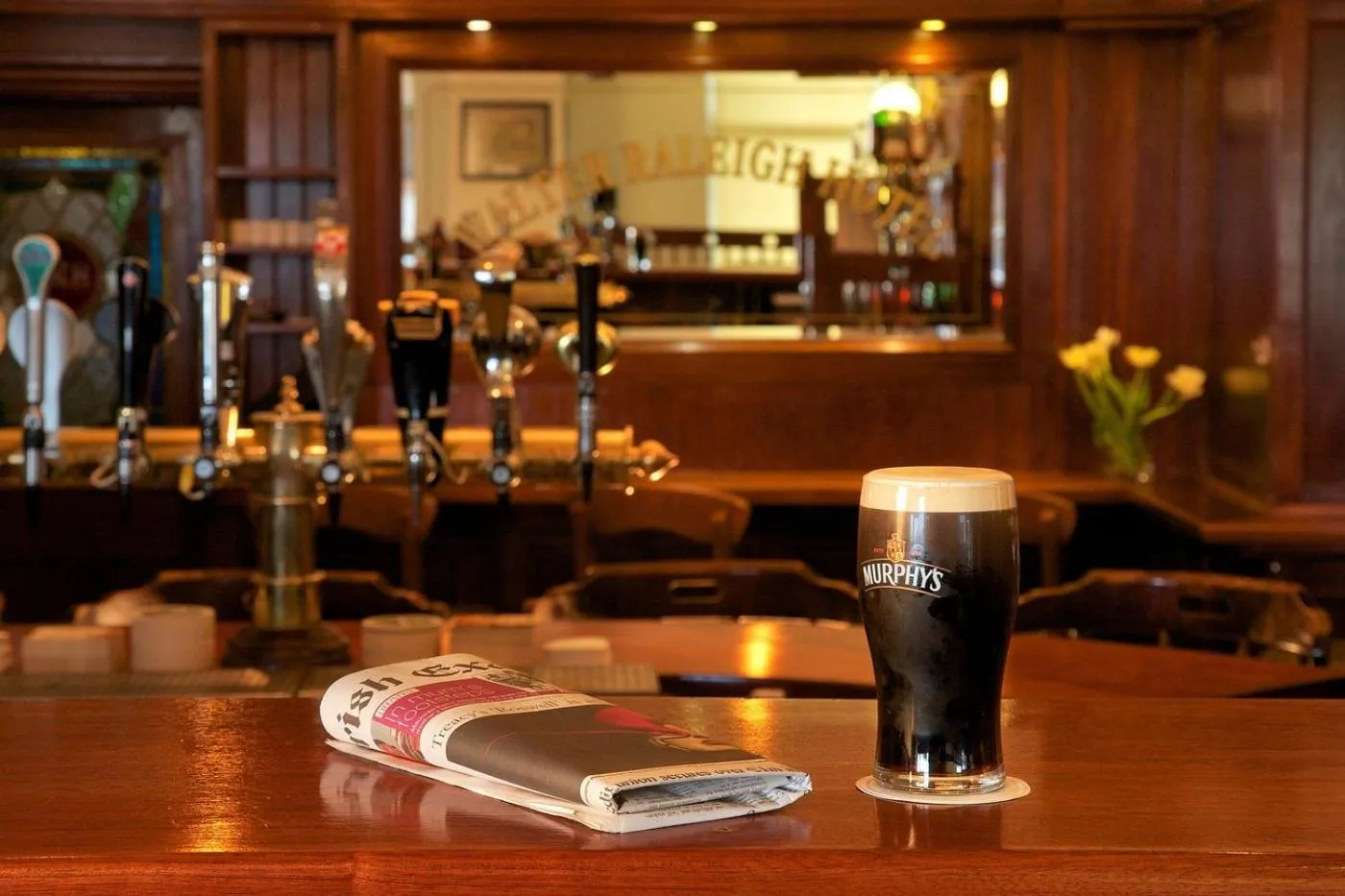 Restaurant/places to eat in Walter Raleigh Hotel