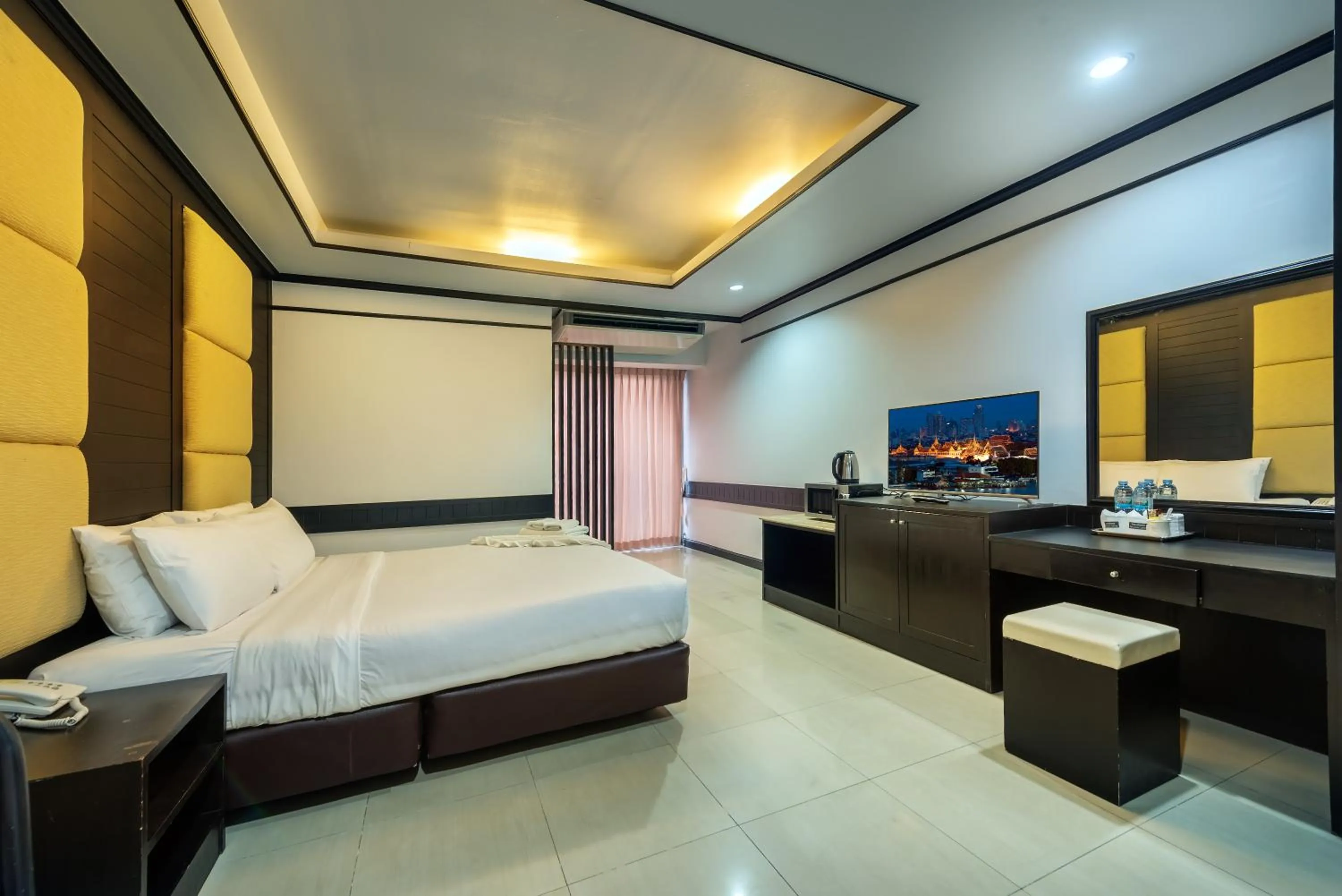 Bed in The Legacy Convention Hotel