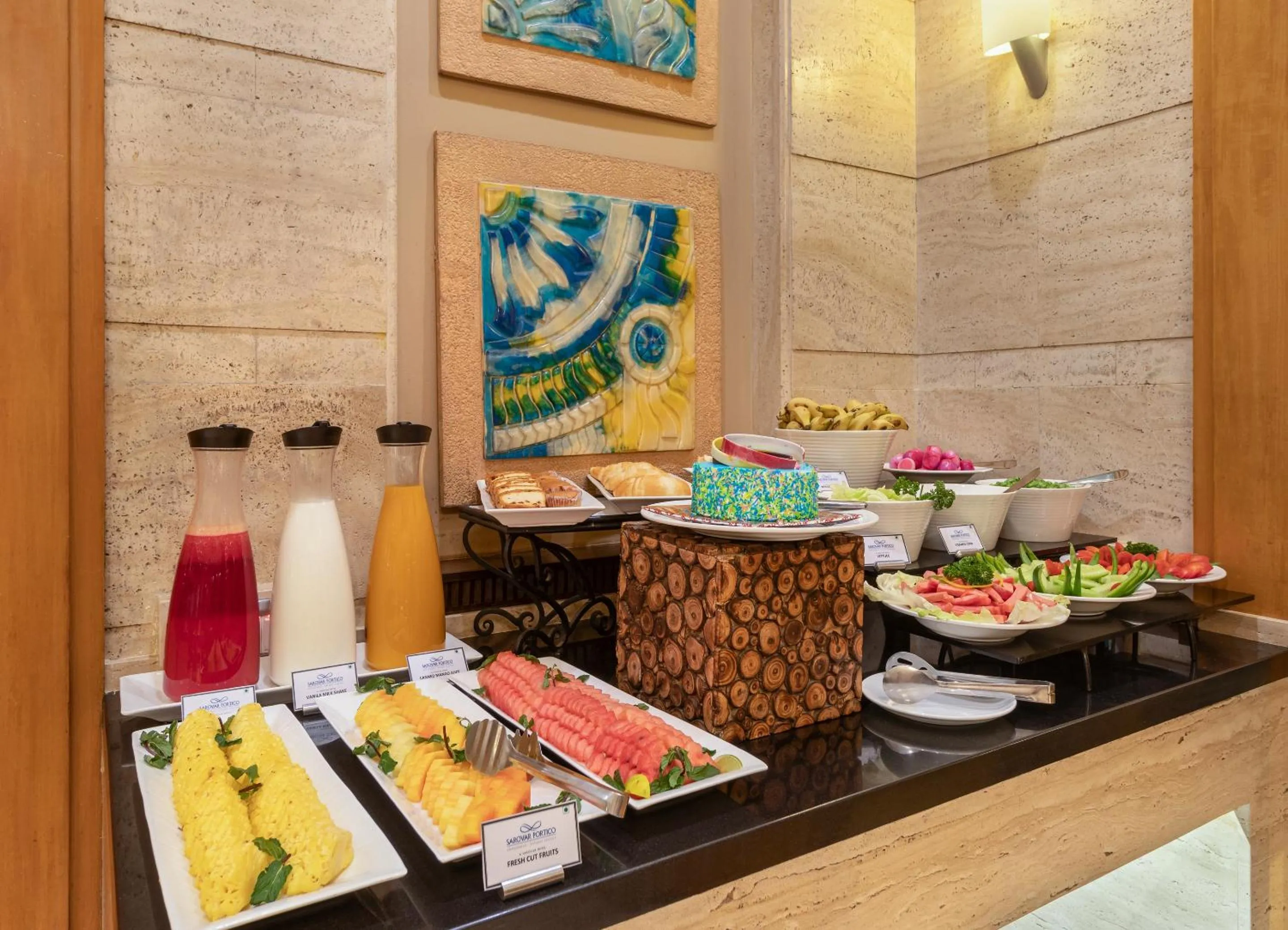 Restaurant/places to eat in Sarovar Portico Kalupur Ahmedabad