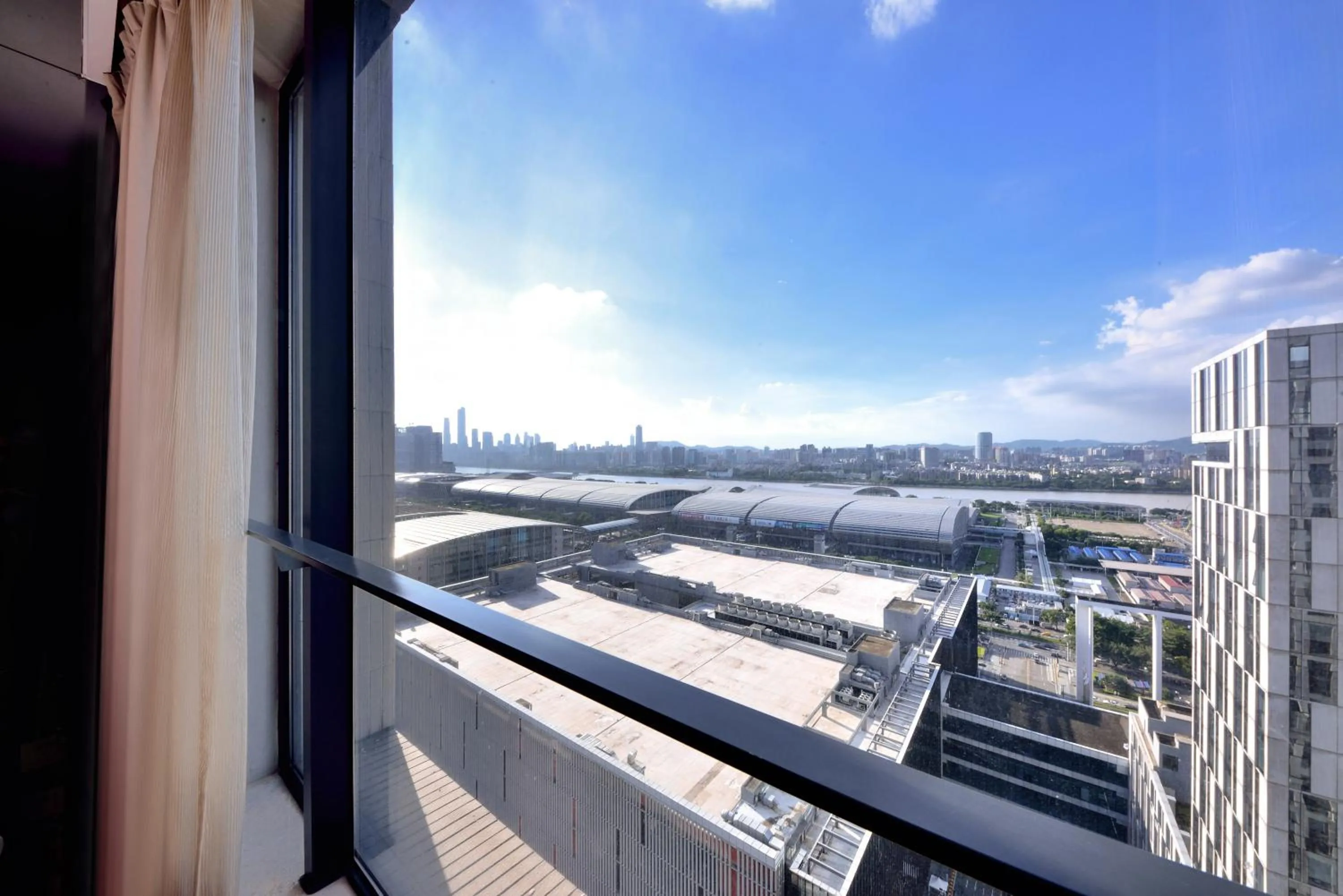 Day in HeeFun Apartment GZ -Poly World Trading Center-walking distance to Canton Fair