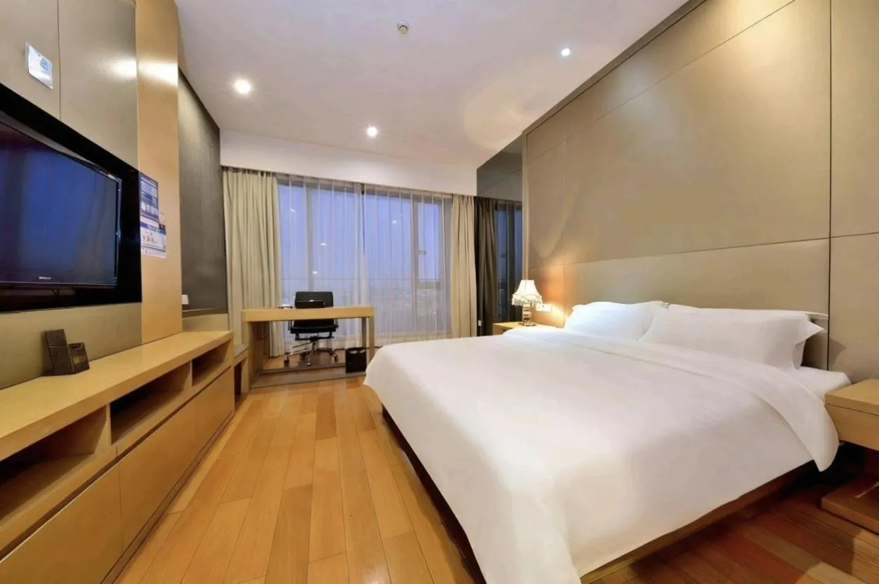 Property building, Bed in HeeFun Apartment GZ -Poly World Trading Center-walking distance to Canton Fair