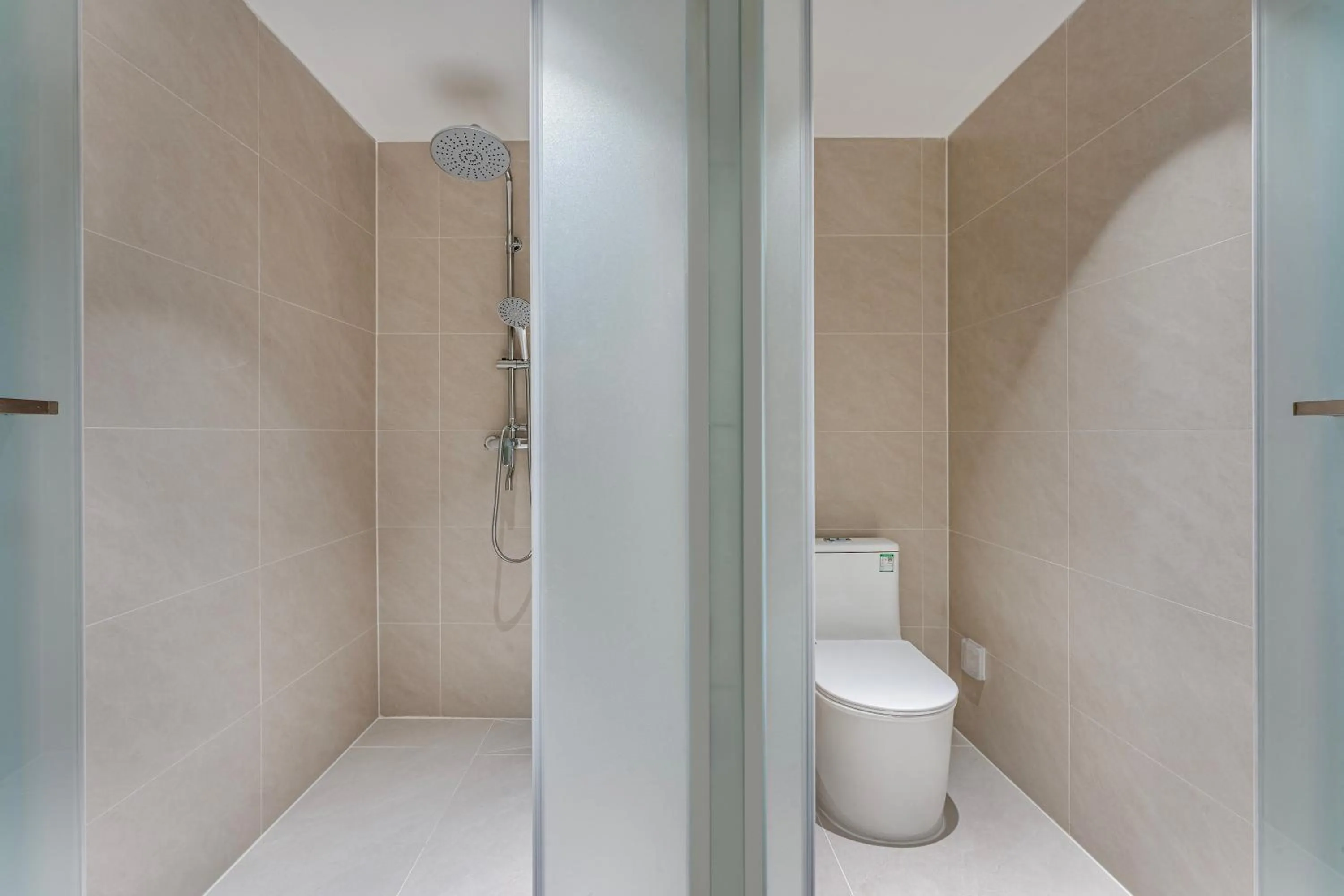 Shower in HeeFun Apartment GZ -Poly World Trading Center-walking distance to Canton Fair
