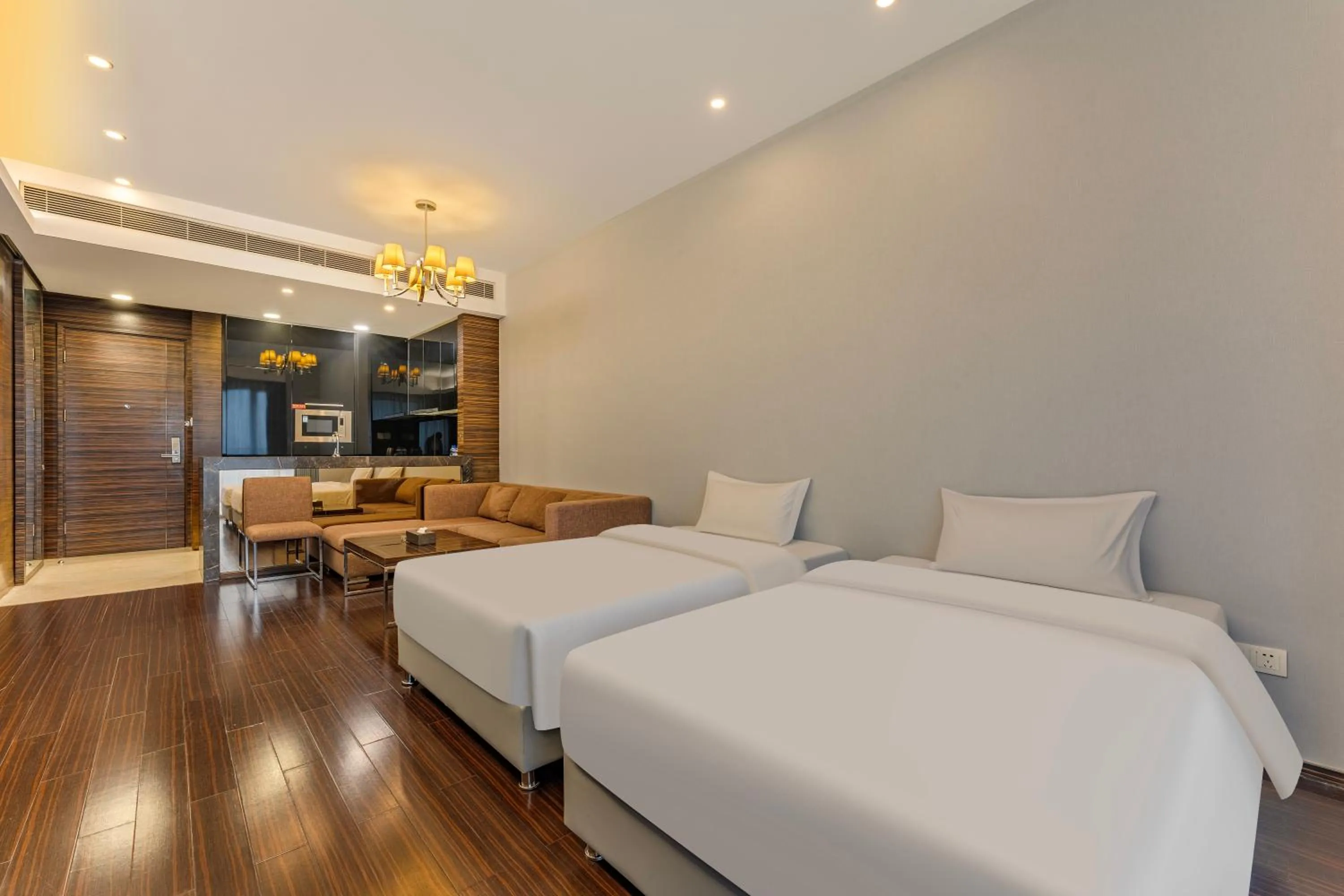 Executive Suite with Three Beds in HeeFun Apartment GZ -Poly World Trading Center-walking distance to Canton Fair
