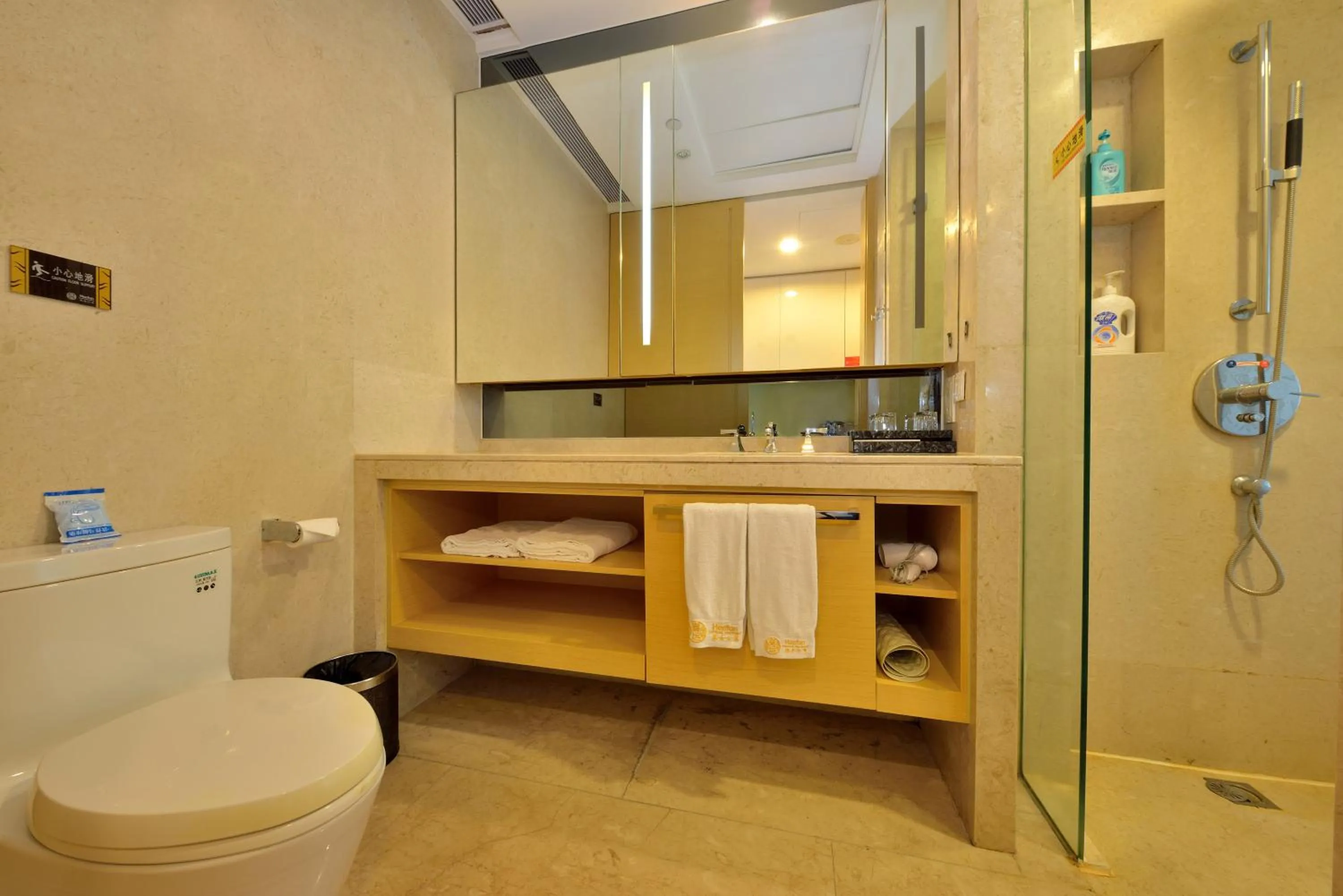 Shower in HeeFun Apartment GZ -Poly World Trading Center-walking distance to Canton Fair