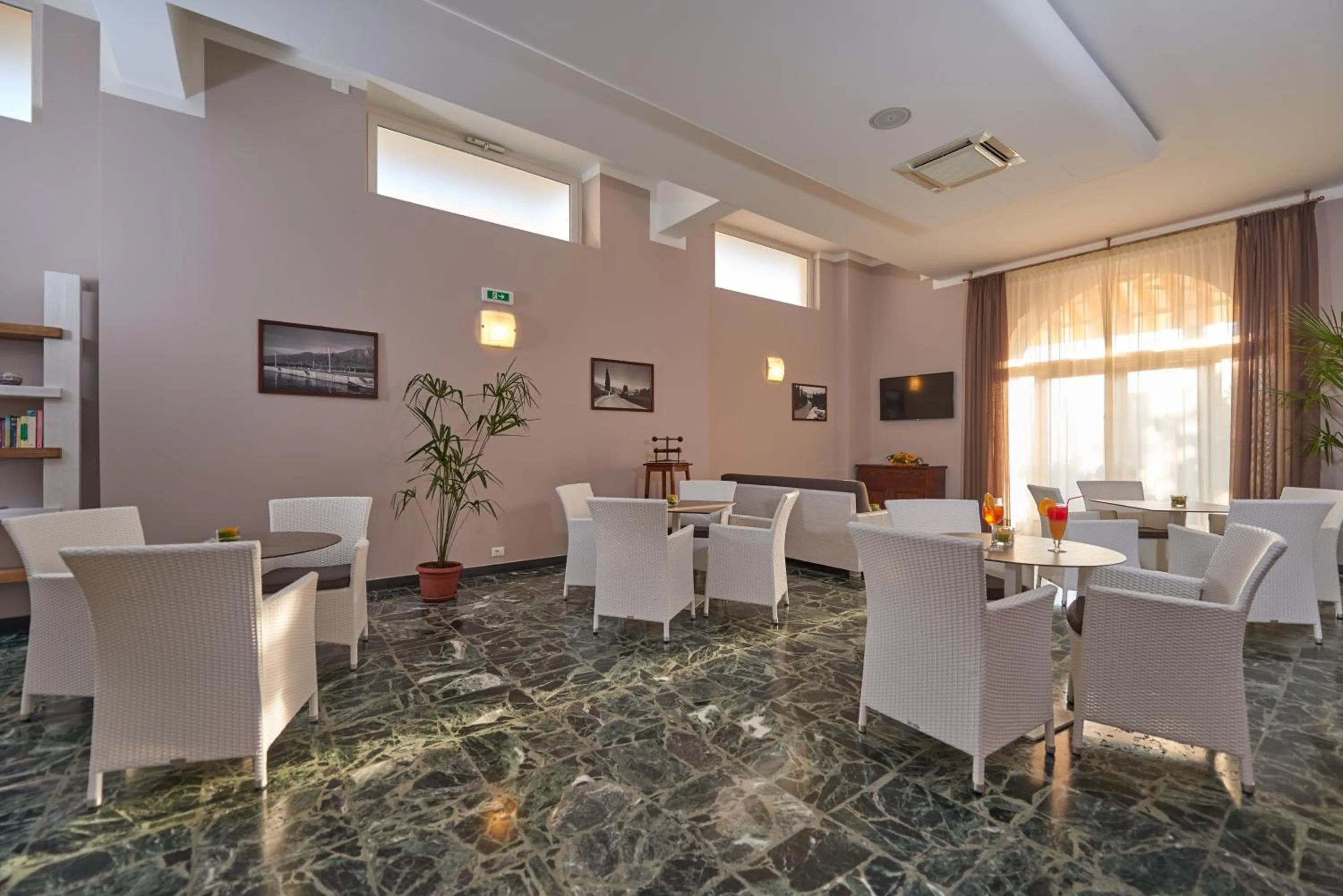 Communal lounge/ TV room in Hotel Benacus Torri del Benaco