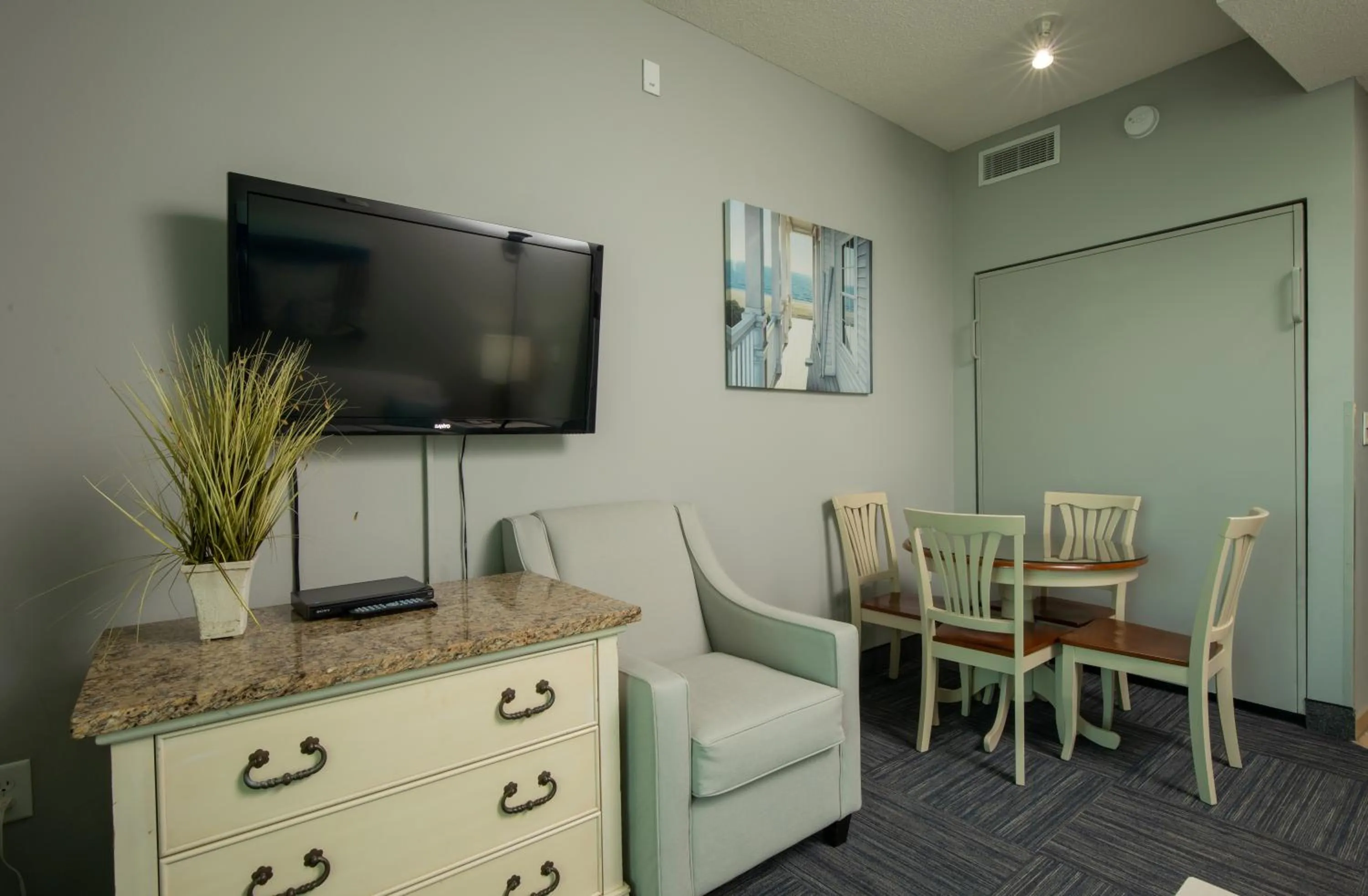 Dining area in Avista Resort
