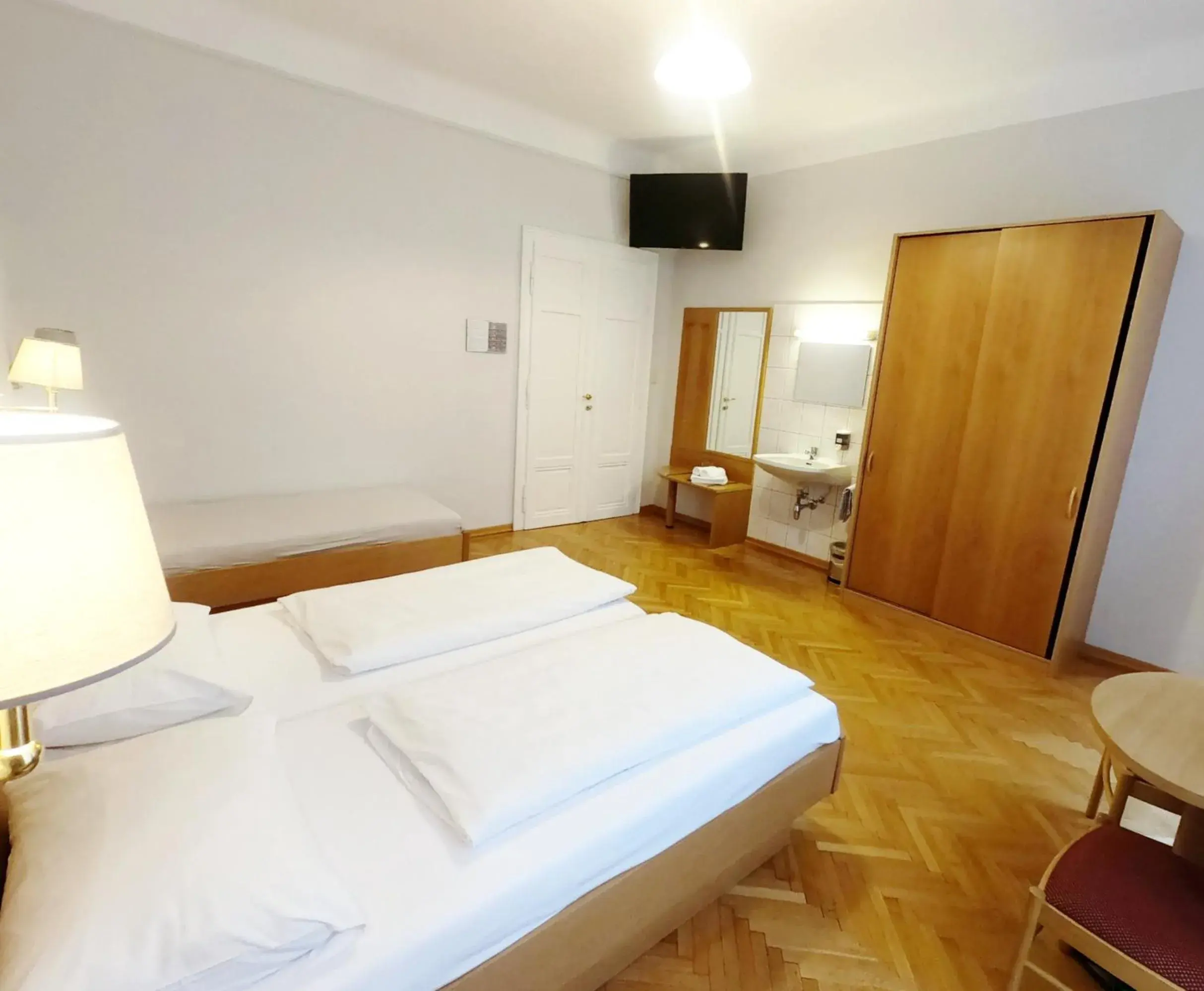 Double Room with Shared Bathroom in Hotel-Pension Fünfhaus Double Room with Shared Bathroom in Hotel-Pension Fünfhaus