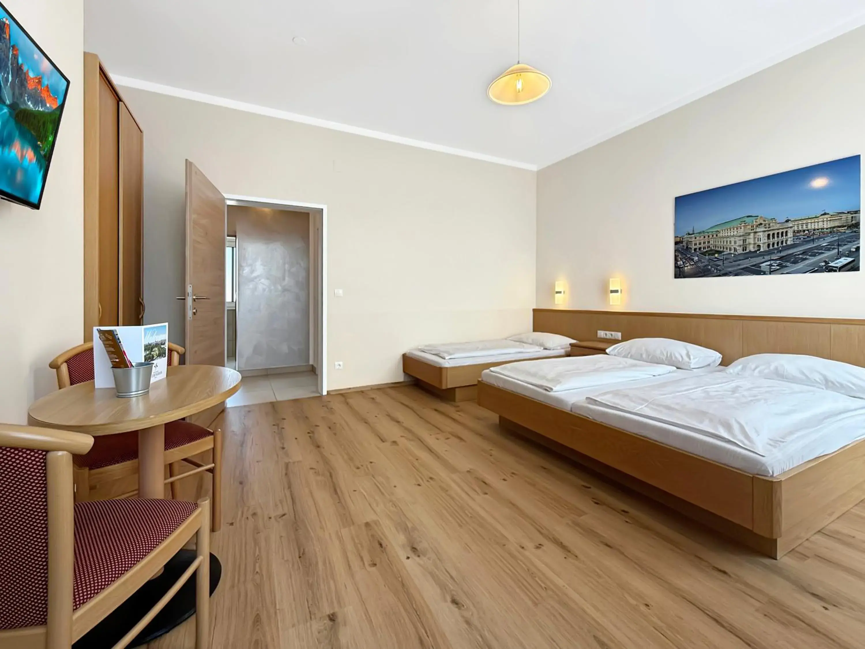 Triple Room in Hotel-Pension Fünfhaus Triple Room in Hotel-Pension Fünfhaus