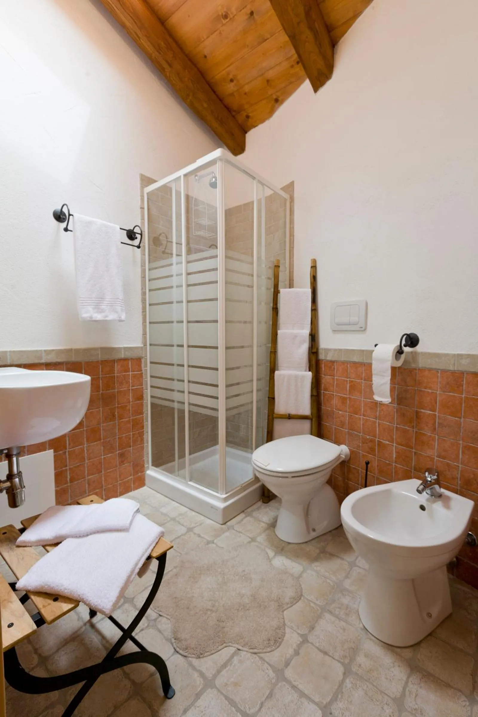 Shower in B&B Stentadì