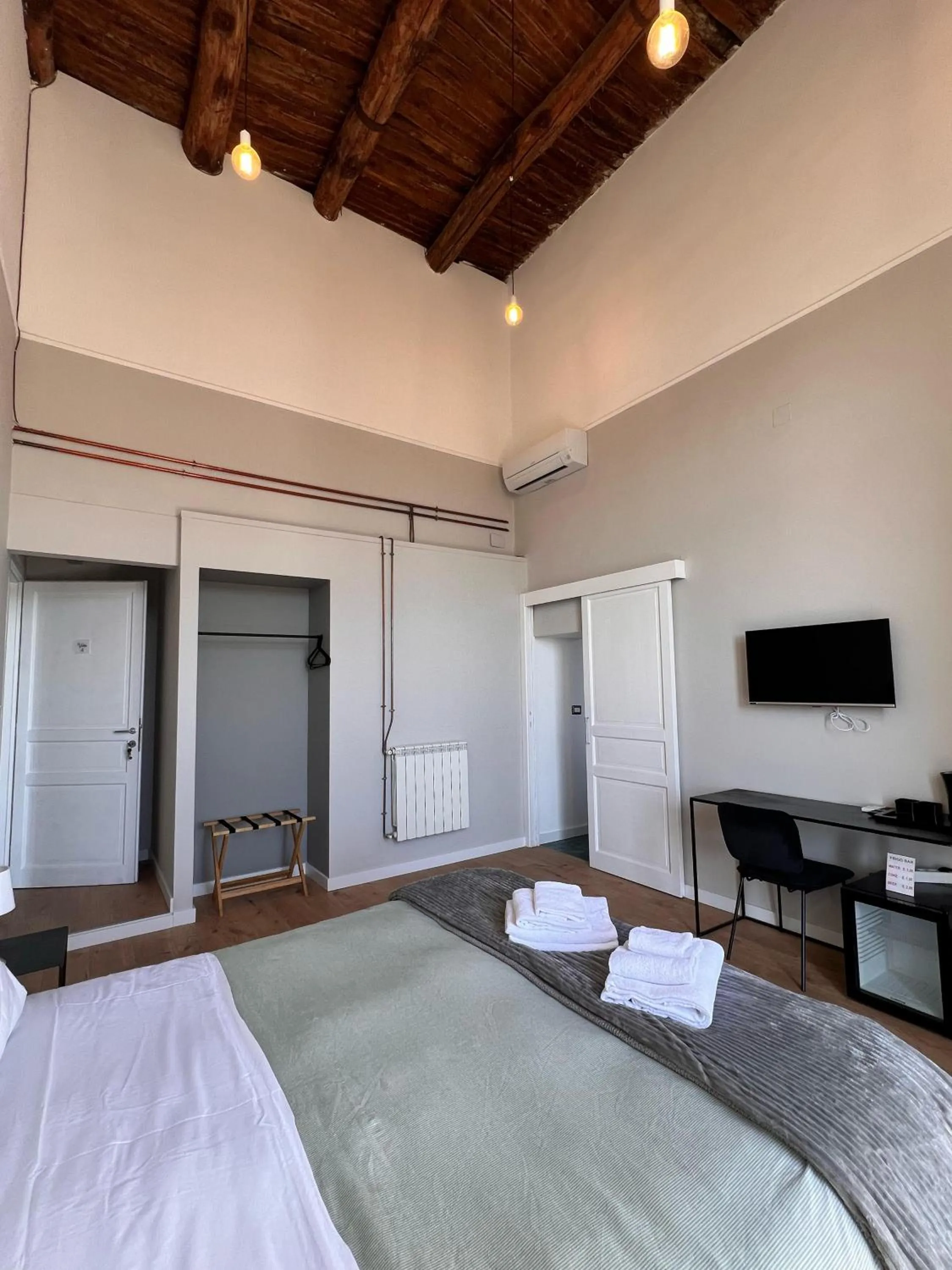 Photo of the whole room, Bed in Bellini View