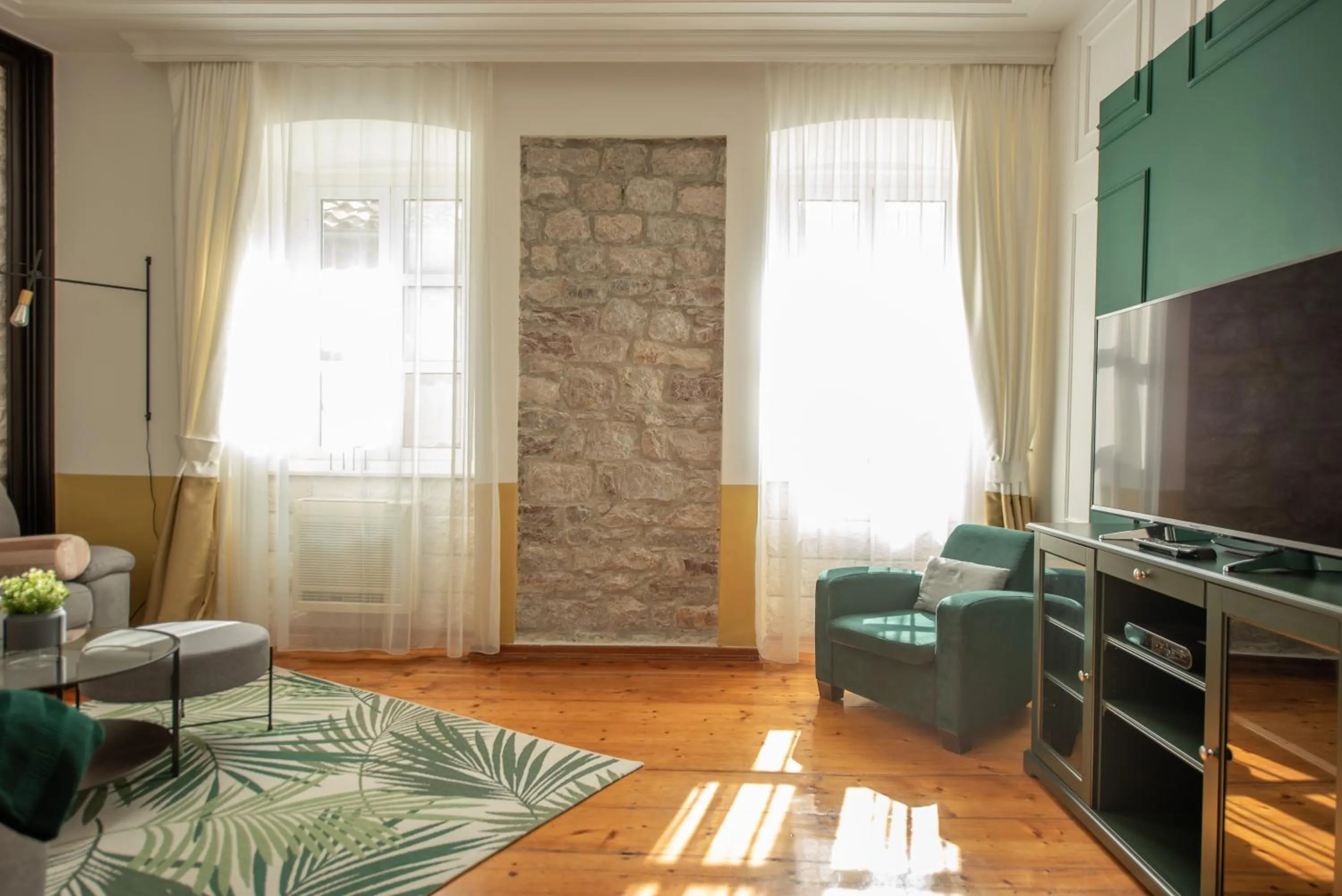 Communal lounge/ TV room in Kotor Nest