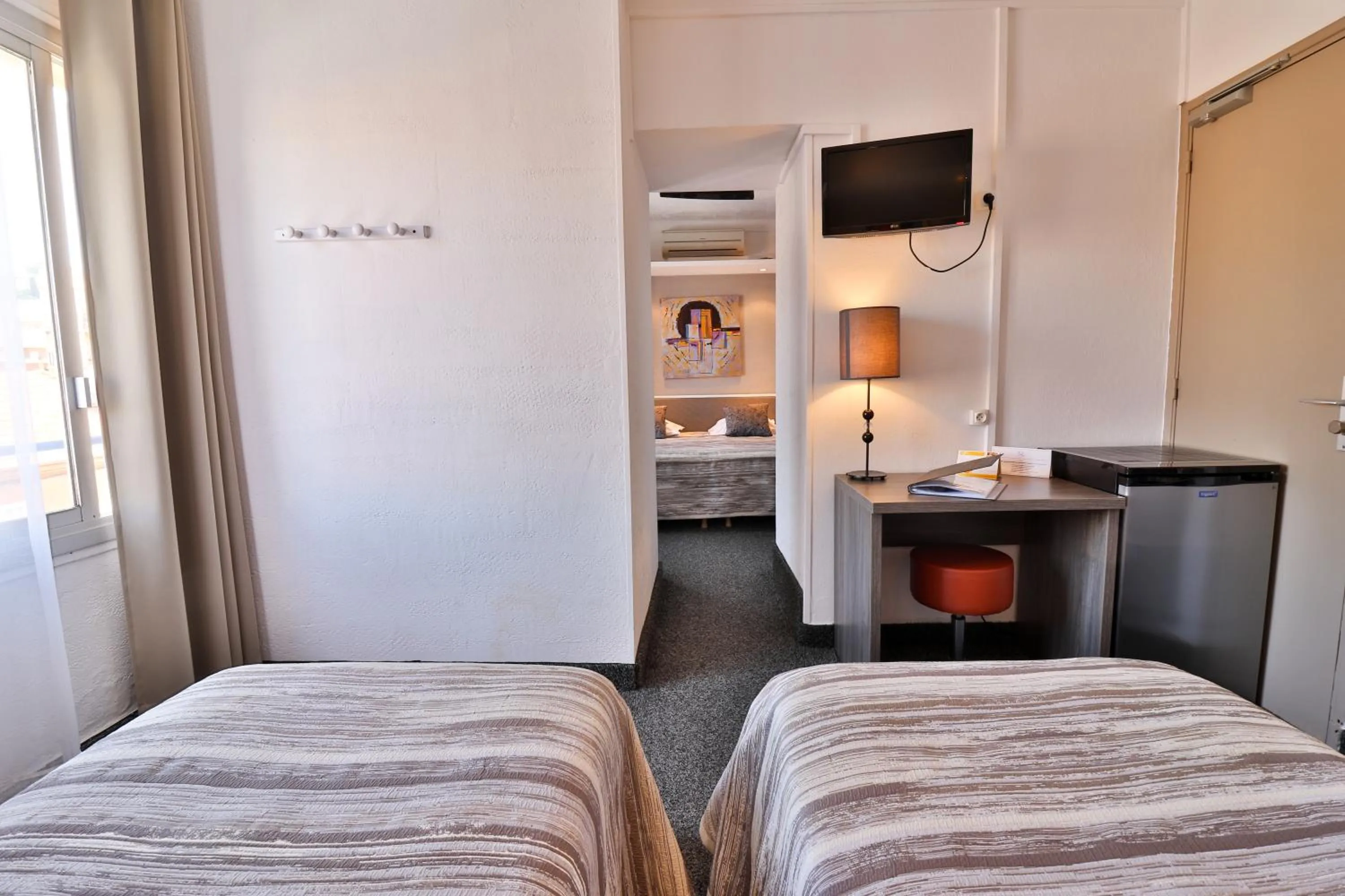 Photo of the whole room, Bed in Hôtel le Chardon Bleu