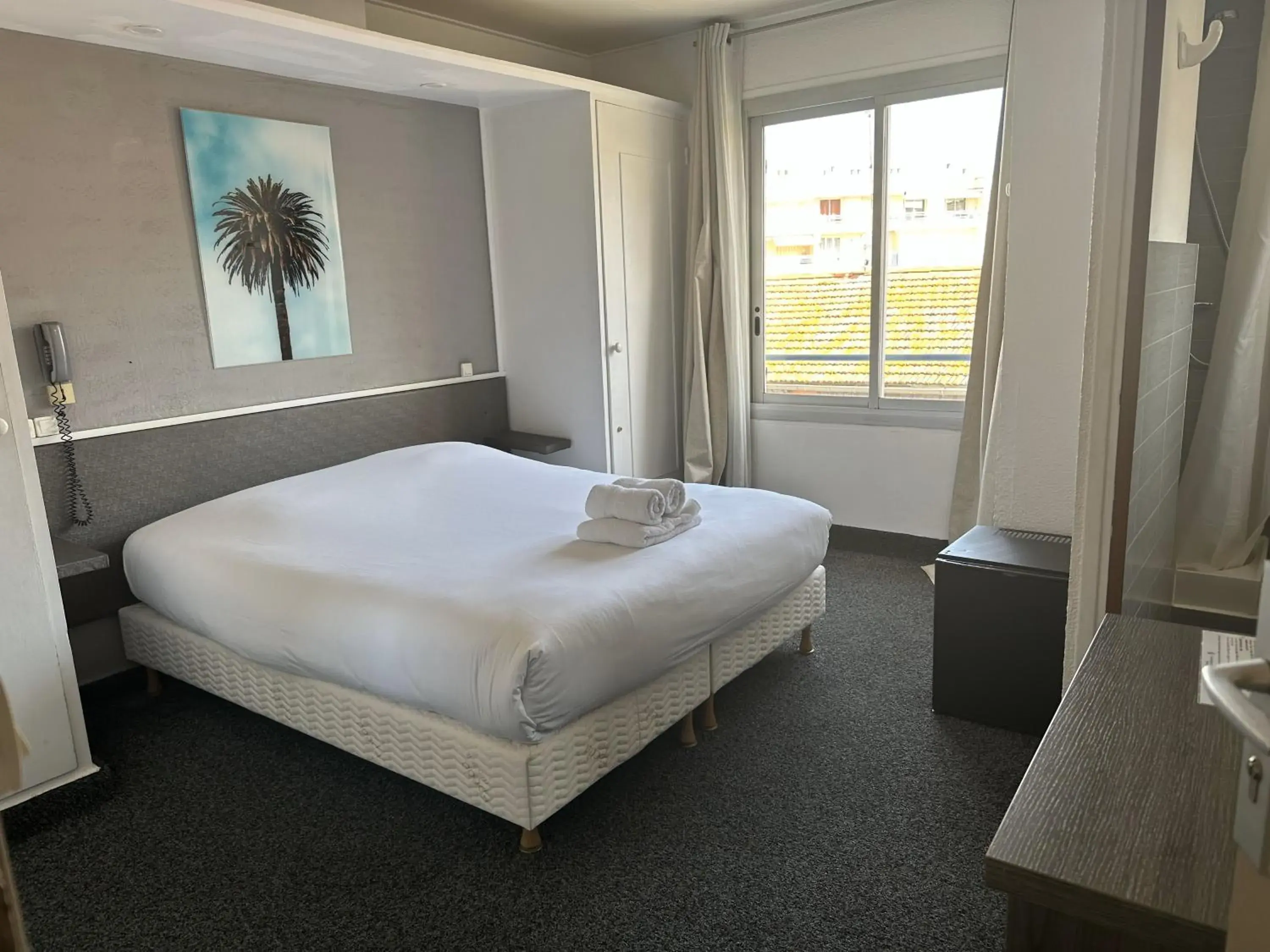 Street View Standard Double without Balcony (second floor) in Hôtel le Chardon Bleu Street View Standard Double without Balcony (second floor) in Hôtel le Chardon Bleu