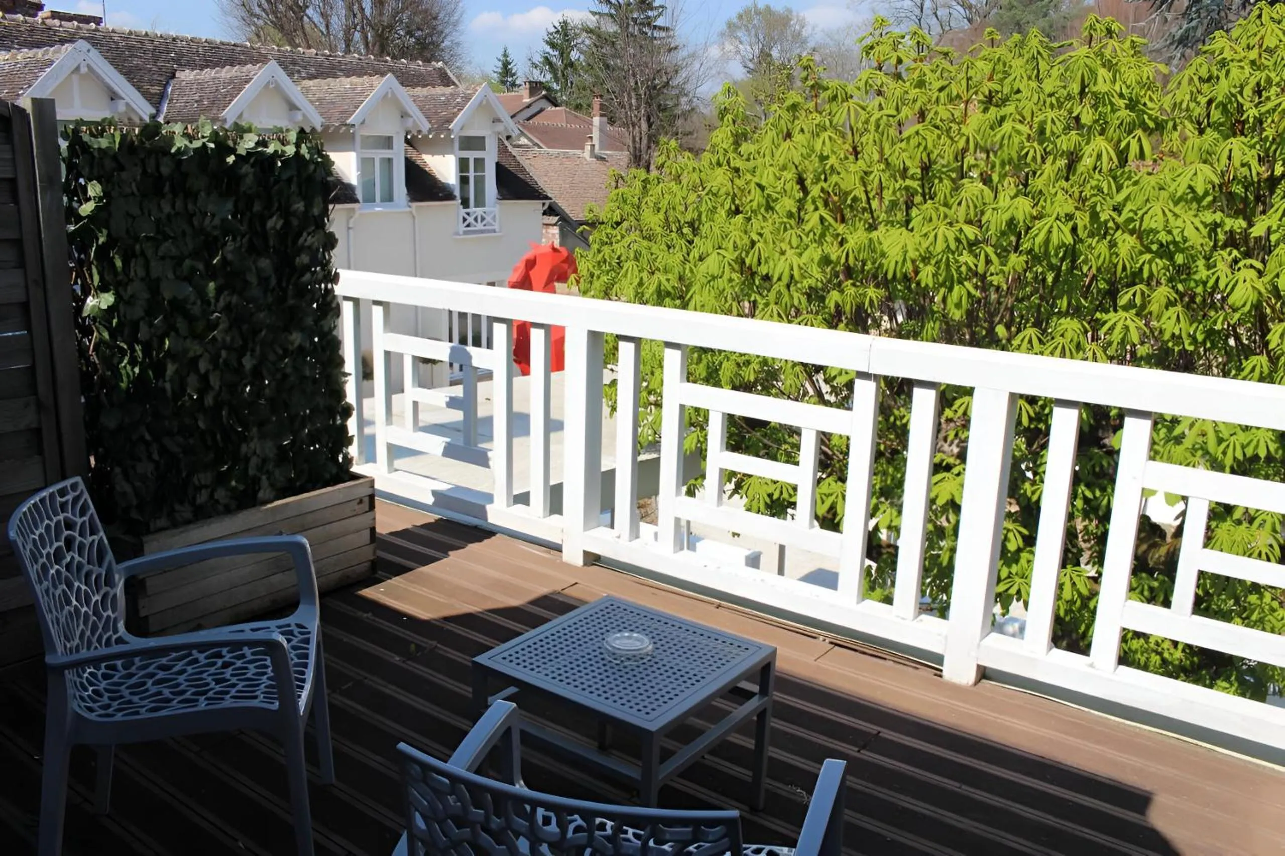 Patio in Les Pleiades Hôtel-Spa-Restaurant