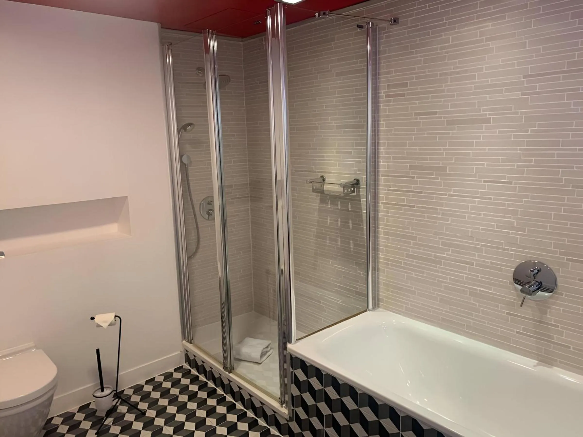 Shower in Les Pleiades Hôtel-Spa-Restaurant