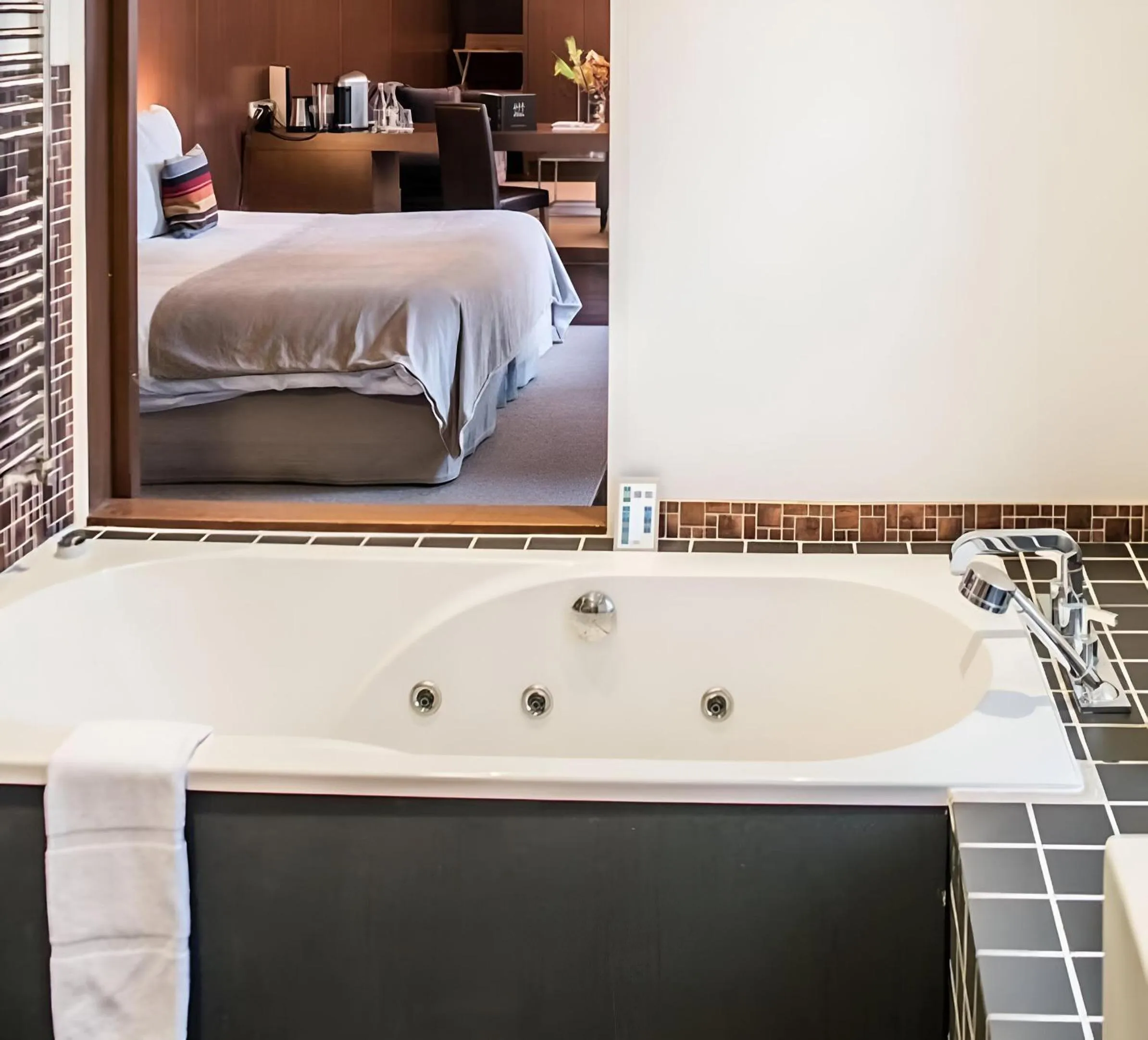 Bed in Les Pleiades Hôtel-Spa-Restaurant