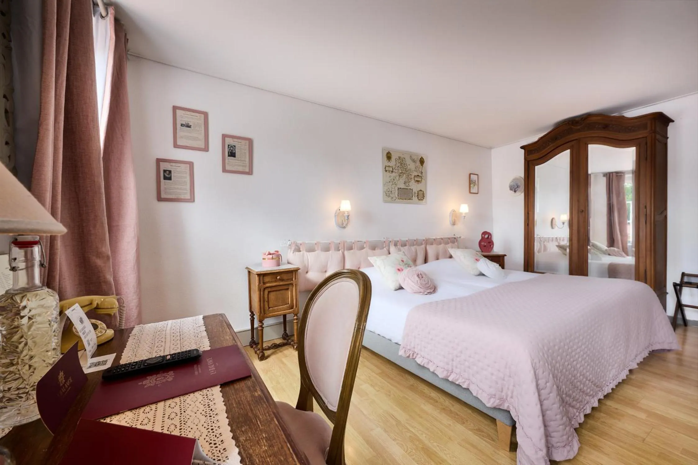 Photo of the whole room, Bed in The Originals Boutique, Hôtel de la Balance, Montbéliard